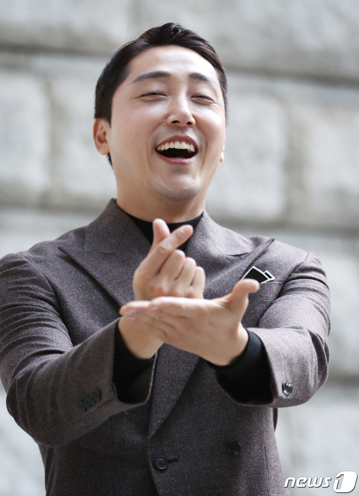 코미디언 겸 가수 손헌수가 28일 서울 종로구 뉴스1 사옥에서 포즈를 취하고 있다. 손헌수는 세미 트로트 '전기뱀장어'로 다시 한 번 가요계에 도전장을 냈다. 지난 2014년부터 가수에 도전한 손헌수는 지난해에는 싱글곡 'GET UP'을 발표했고, 올 3월에는 박수홍과 함께 작사, 작곡, 프로듀싱한 정규 앨범을 발표하는 등 꾸준히 음악 활동을 이어오고 있다. 2019.11.28/뉴스1 © News1 송원영 기자