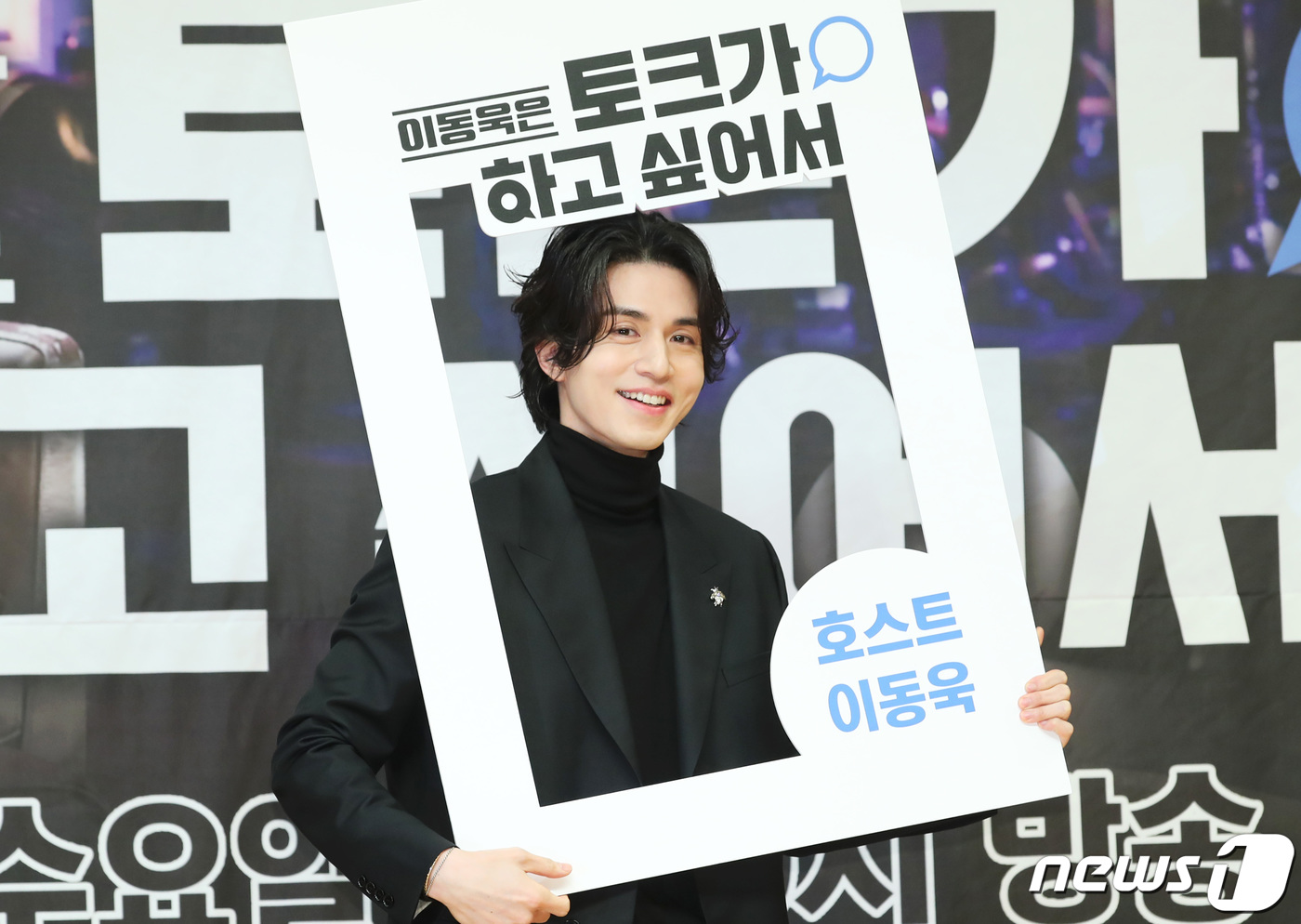 이동욱, 매력만점 보조개 미소 : zum 뉴스