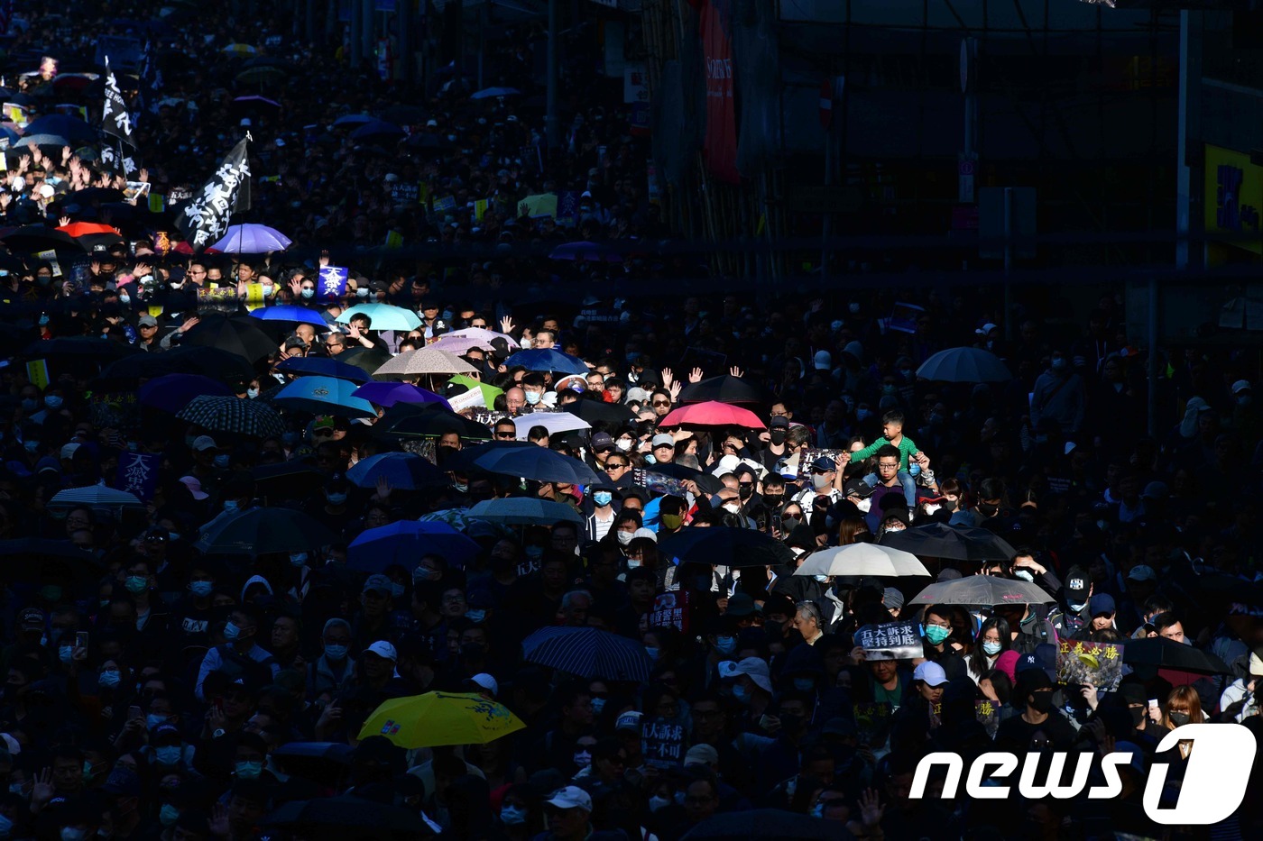 8일 오후 홍콩 빅토리아공원에서 열린 집회에 참가한 홍콩 시민들이 도심 센트럴에 모여있다. © AFP=뉴스1 © News1 이동원 기자