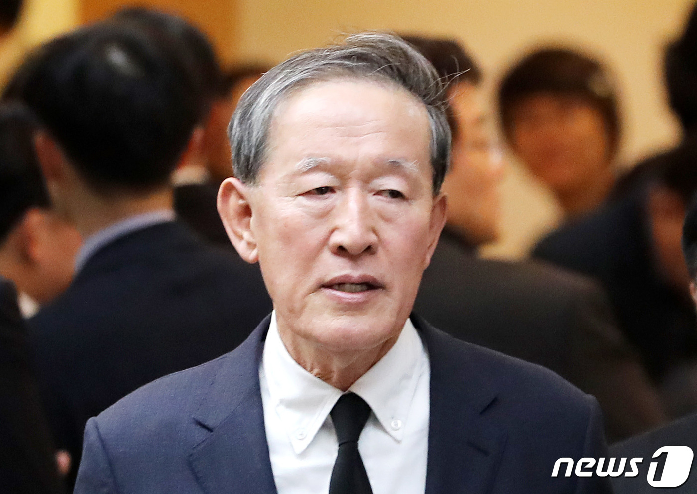 허창수 전국경제인연합회 회장이 11일 오후 경기도 수원시 아주대병원 장례식장에 마련된 고(故) 김우중 전 대우그룹 회장의 빈소에서 조문을 마친뒤 나오고 있다. 2019.12.11/뉴스1 © News1 조태형 기자