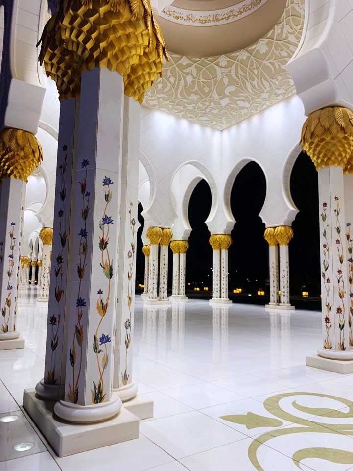 기둥에도 화려한 꽃의 타일이 타일이 붙어 있다© 뉴스1