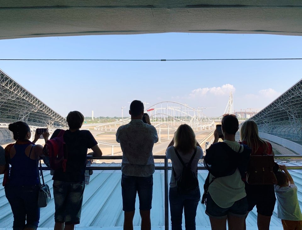 세계에서 가장 빠른 롤러코스터인 포뮬라 로사를 구경하고 있는 사람들© 뉴스1