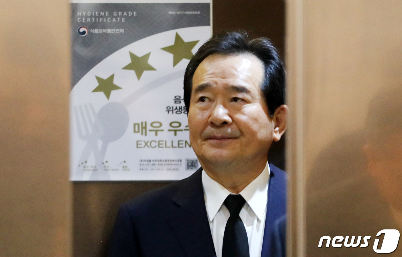 정세균 의원이 11일 오전 경기도 수원시 아주대병원 장례식장에 마련된 고(故) 김우중 전 대우그룹 회장의 빈소에서 조문을 마친뒤 떠나고 있다. 2019.12.11/뉴스1 © News1 조태형 기자