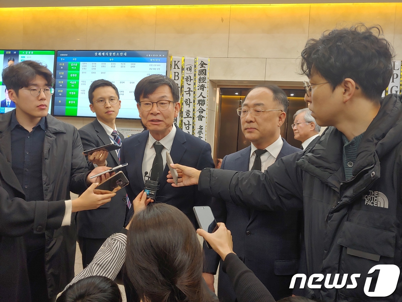 김상조 청와대 정책실장과 홍남기 경제부총리 겸 기획재정부 장관이 11일 오후 경기도 수원시 아주대학병원 장례식장에 마련된 고 김우중 전 대우그룹 회장의 빈소를 찾아 조문한 후 소회를 전하고 있다./권구용 기자© 뉴스1