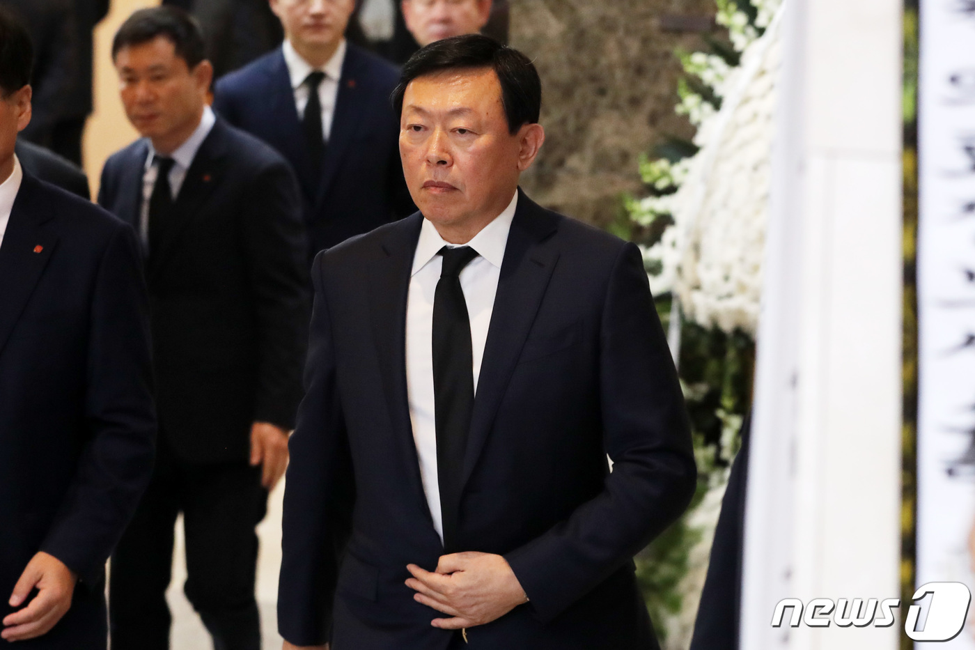 신동빈 롯데그룹 회장이 11일 오전 경기도 수원시 아주대병원 장례식장에 마련된 고(故) 김우중 전 대우그룹 회장의 빈소에서 조문을 마친뒤 나오고 있다. 2019.12.11/뉴스1 © News1 조태형 기자