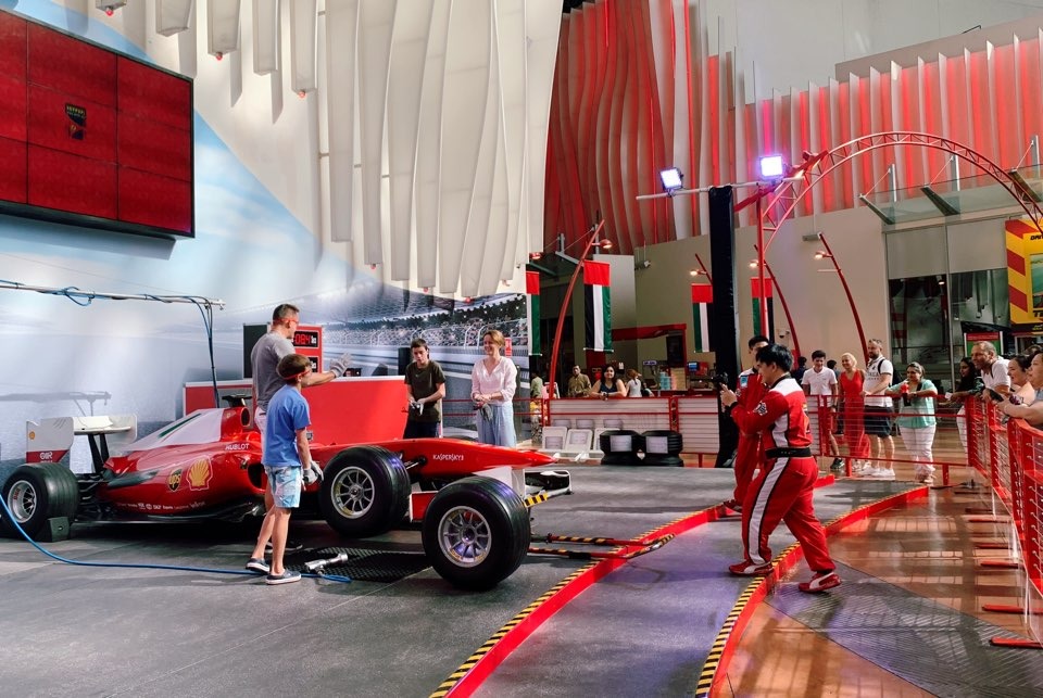 F1 경주용 차량 바퀴를 갈아볼 수 있는 정비 요원이 되어볼 수 있는 체험 프로그램 © 뉴스1