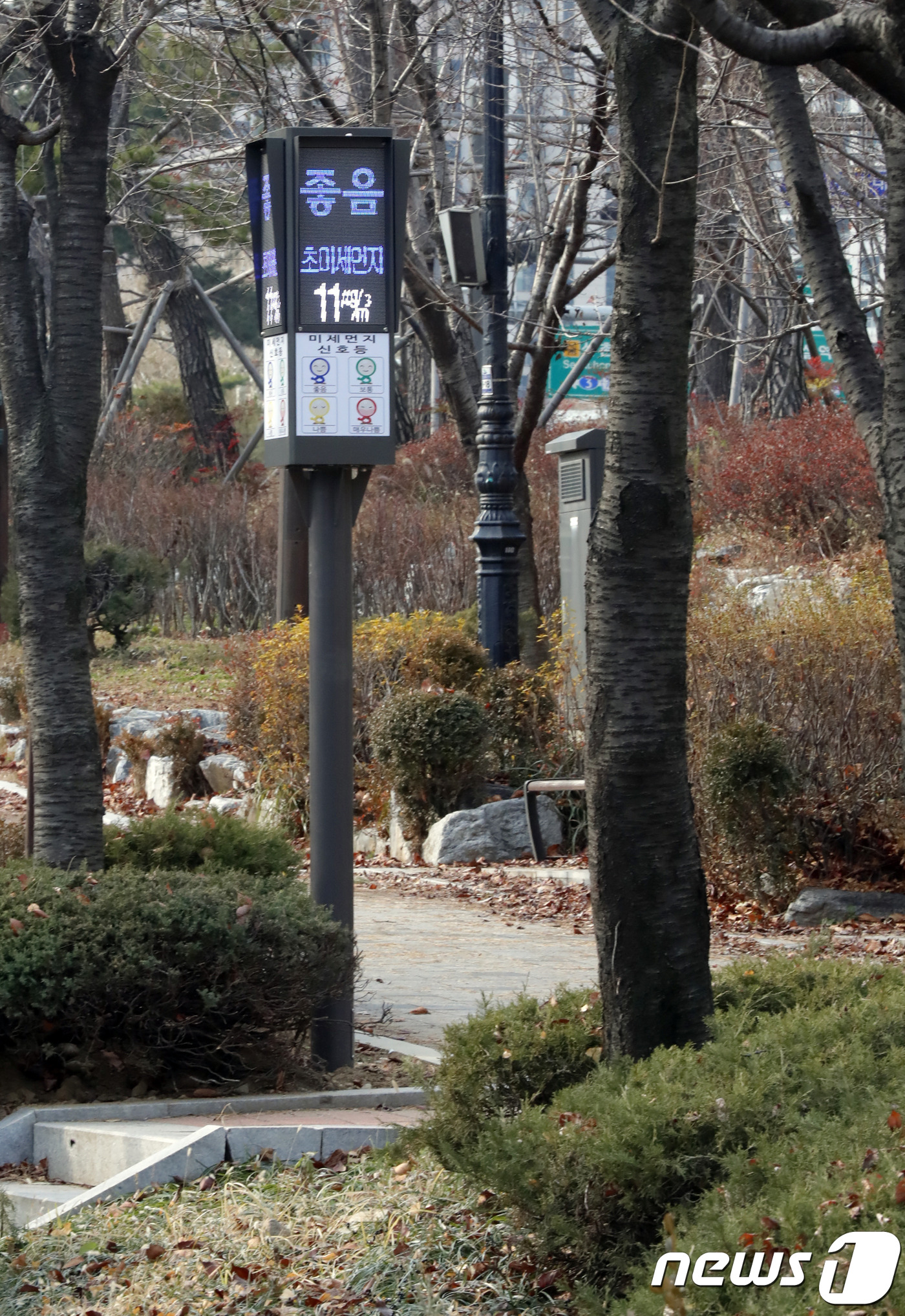 송파구 석촌호수에 설치된 미세먼지신호등.(송파구 제공) © 뉴스1