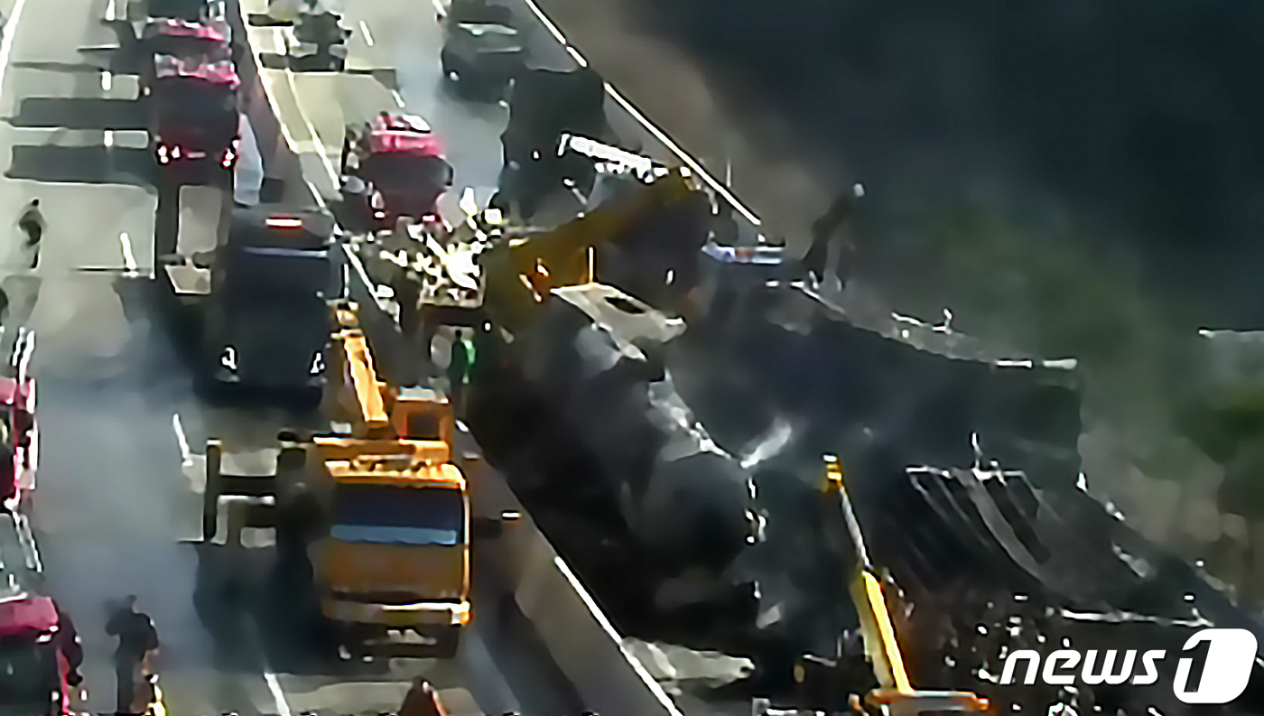 14일 새벽 경북 군위군 상주~영천고속도로에서 도로 결빙으로 2건의 추돌사고가 발생해 7명이 숨지고 30여명이 부상했다. 사고 여파로 40여대의 차량이 뒤엉키며 고속도로 양방향이 12시간 가량 마비됐다.(경북소방본부제공) 2019.12.14/뉴스1 © News1 최창호 기자