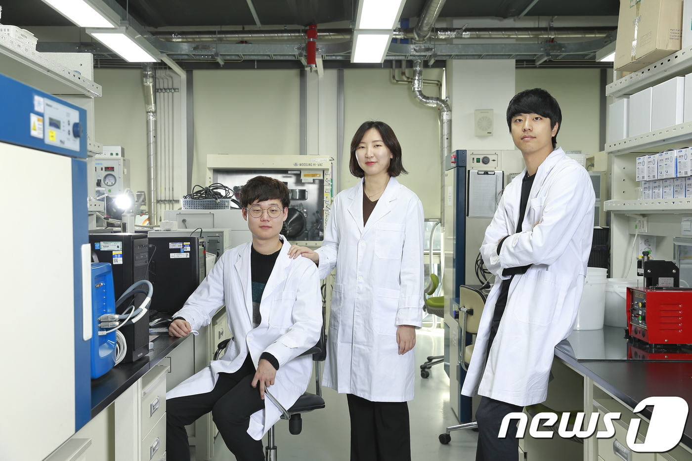 [연구진 사진] (좌측부터) 김세훈 연구원, 김고은 연구원, 공동 1저자 인 이태경 연구원(유니스트제공)© 뉴스1