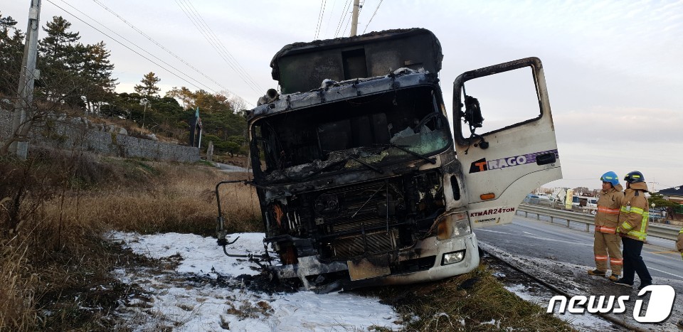 18일 오후 4시18분께 전북 고창군 신림면 자포리 4차선 도로에서 퇴비를 운반하던 24톤 트럭이 전복되며 차량에 화재가 발생했다.(고창소방서 제공) © 뉴스1