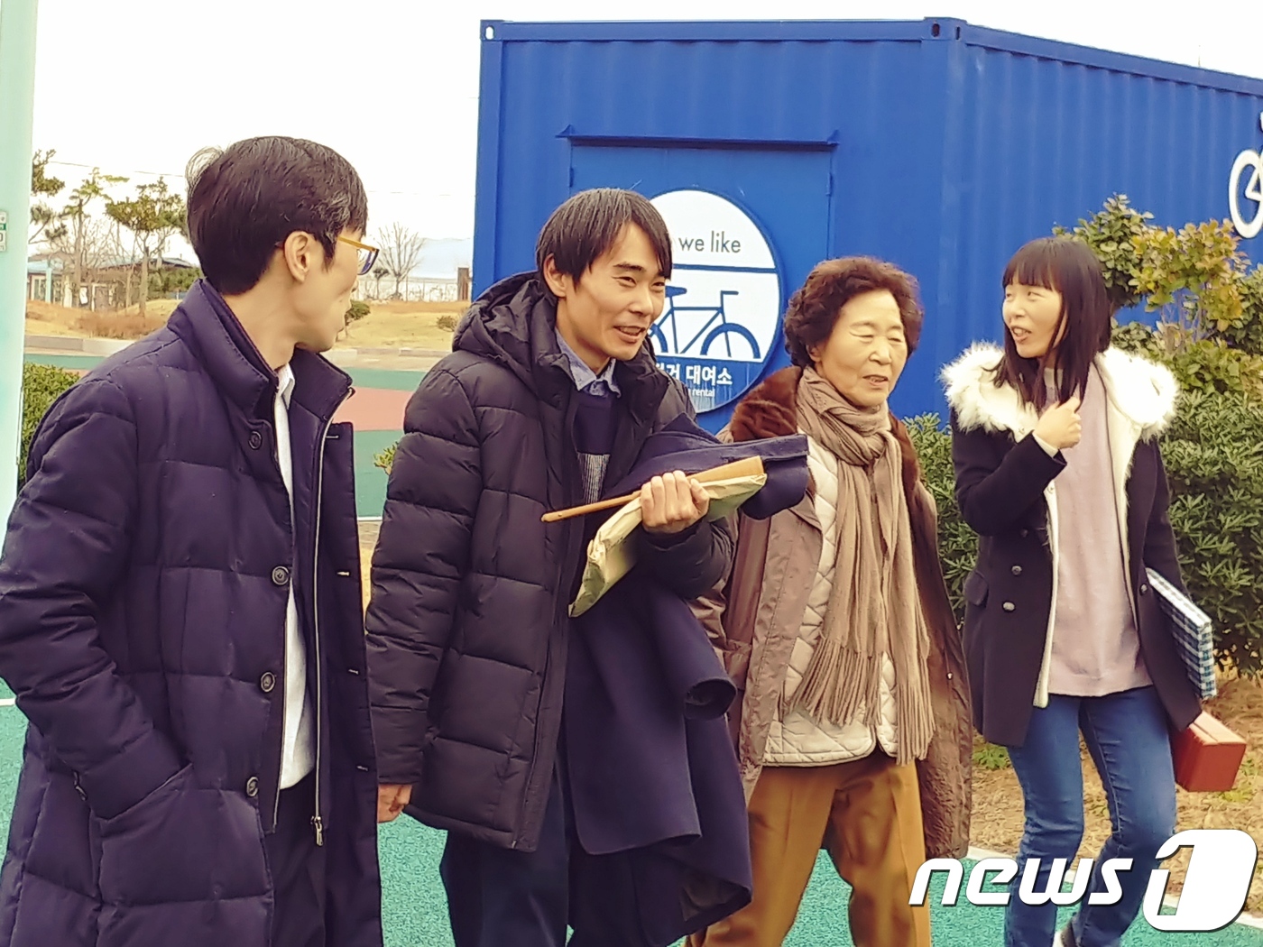 이세돌의 가족이 21일 전남 신안 엘도라도 리조트에서 열린 '바디프랜드 브레인마사지배 이세돌 vs 한돌' 3국 현장을 방문했다. 왼쪽부터 형 이상훈 9단, 이차돌씨, 어머니 박양례씨, 누나 이세나씨 2019.12.21/뉴스1 © 뉴스1 온다예 기자