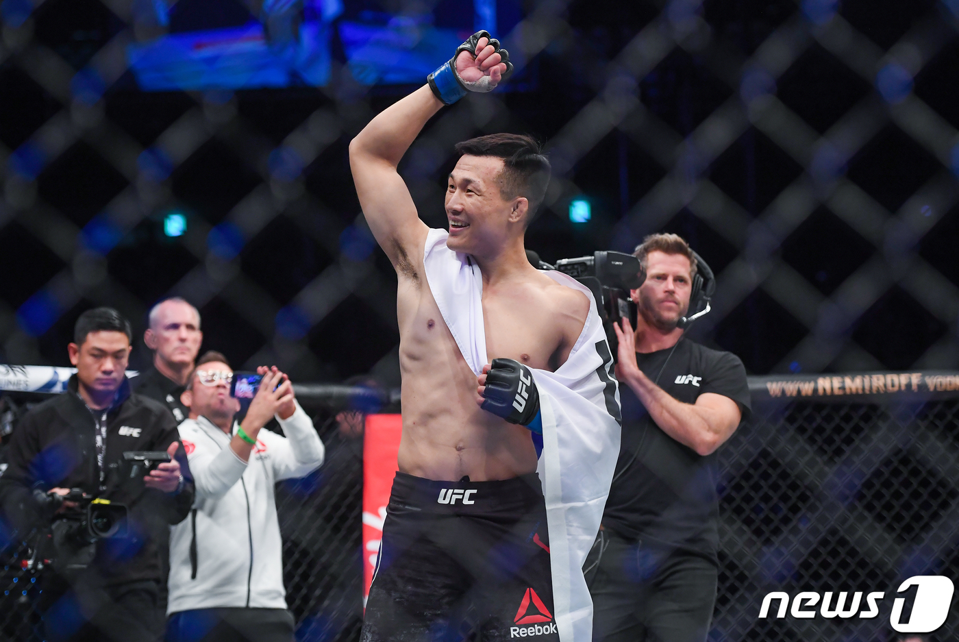 21일 오후 부산 사직실내체육관에서 열린 'UFC 파이트 나이트 부산' 메인카드 페더급 경기에서 정찬성이 태극기를 휘날리며 기뻐하고 있다. 2019.12.21/뉴스1 © News1 여주연 기자