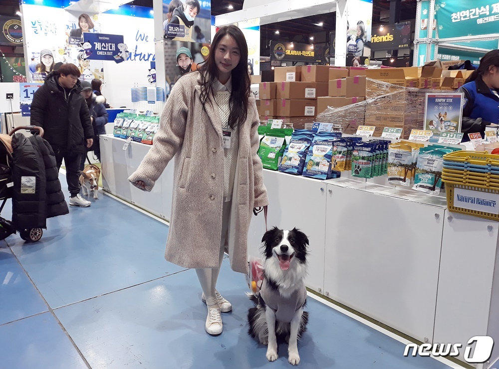 배우 김사희가 20일 열린 서울펫쇼 행사장 내 내추럴발란스 부스 앞에서 강아지와 함께 사진을 찍고 있다. © 뉴스1