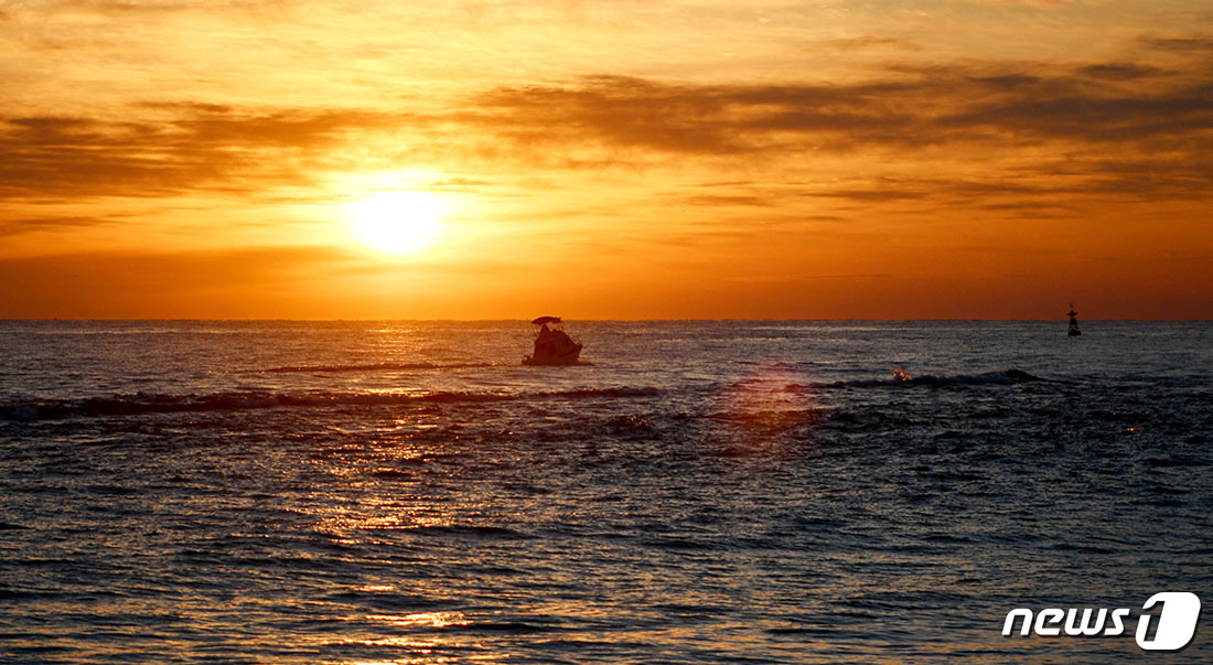 2019년 기해년(己亥年) 첫날인 1일 오전 동해안 일출명소인 강원도 속초해변에서 바라본 수평선 위로 붉은 태양이 솟아오르고 있다. 속초시 제공