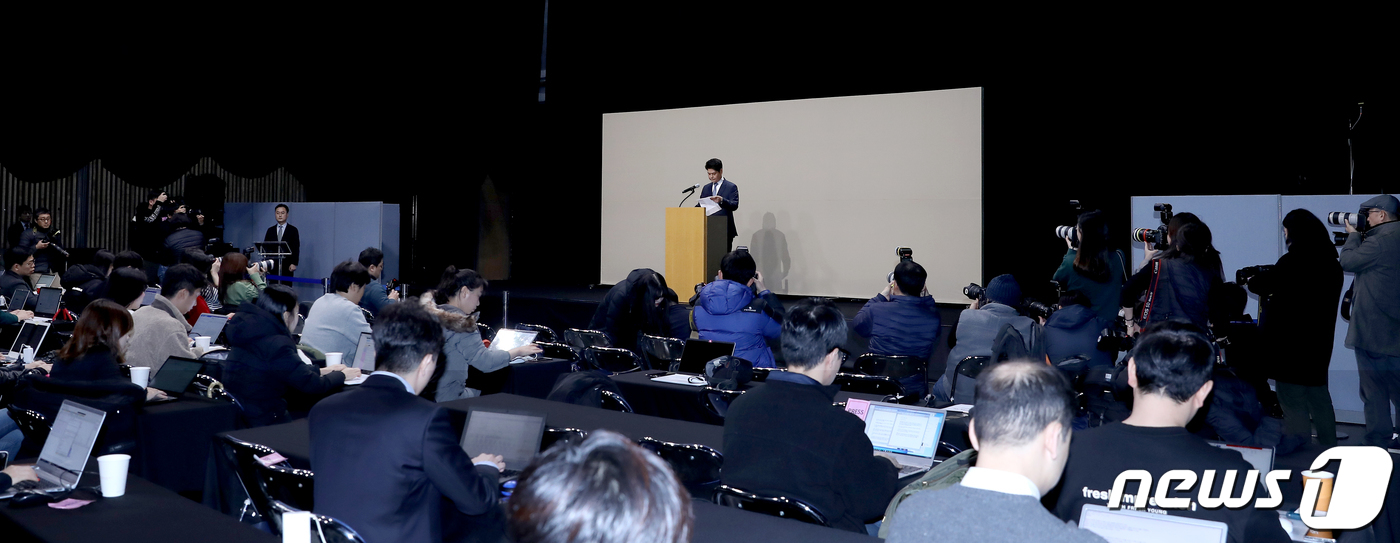 허민회 CJ ENM 대표이사가 30일 오후 서울 마포구 상암동 CJ ENM 사옥에서 열린 Mnet '프로듀스 X 101' 투표 조작 논란 사과 기자회견에서 사과문을 발표하고 있다. 지난 7월19일 종영한 '프로듀스X101'은 시청자 투표(온라인 및 생방송 실시간 유료 문자 투표) 결과를 발표하는 방송 중 각 순위의 득표수가 특정 수의 배수로 나타난 것이 알려지며 조작 논란이 불거졌다. 결국 서울중앙지검은 이달 초 Mnet 소속 안모 PD와 김모 CP(총괄 프로듀서)를 업무방해 및 사기 혐의 등으로 구속 상태로 기소했다. 또한 '프로듀스X101'과 전년도 시리즈인 ‘프로듀스 48’이 조작됐다는 정황이 잇따라 포착되면서 각각 시리즈를 통해 결성된 ‘엑스원’과 ‘아이즈원’은 무기한 활동을 중단했다. 2019.12.30/뉴스1 © News1 김진환 기자