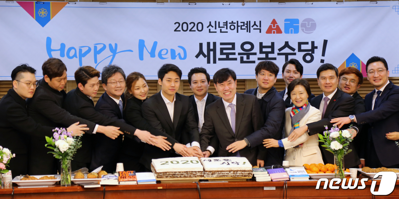 유승민 새로운보수당 인재영입위원장, 하태경 창당준비위원장, 지상욱 의원 등이 1일 서울 여의도 국회에서 열린 새로운 보수당 2020 신년하례식에서 '2020 새로운 시작'이라는 문구가 새겨진 떡을 자르고 있다. (새로운보수당 제공)2020.1.1/뉴스1 © News1 이종덕 기자