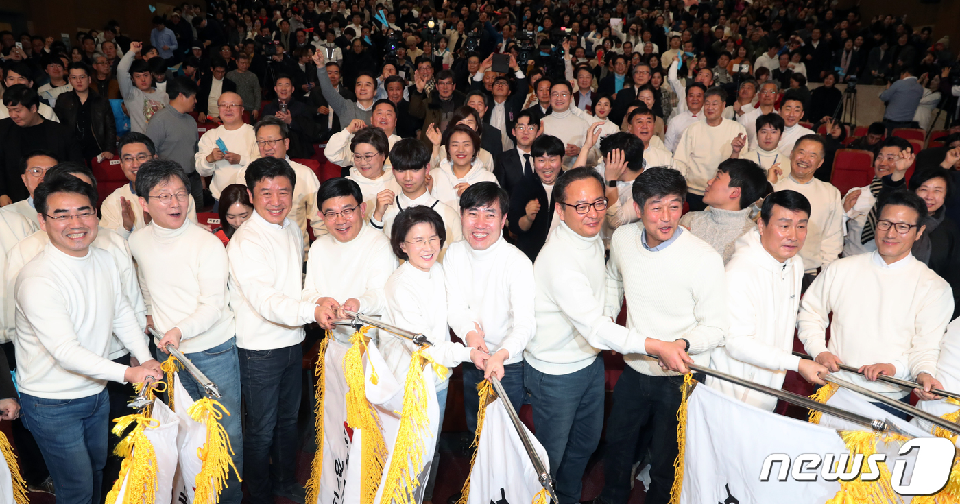 지상욱, 유의동,하태경,오신환, 정운천 새로운 보수당 공동대표, 진수희 전국당원대표자회의 의장을 비롯한 참석자들이 5일 서울 여의도 국회 의원회관에서 열린 새로운보수당 중앙당 창당대회에서 당기를 흔들어 보이고 있다.© News1 이종덕 기자