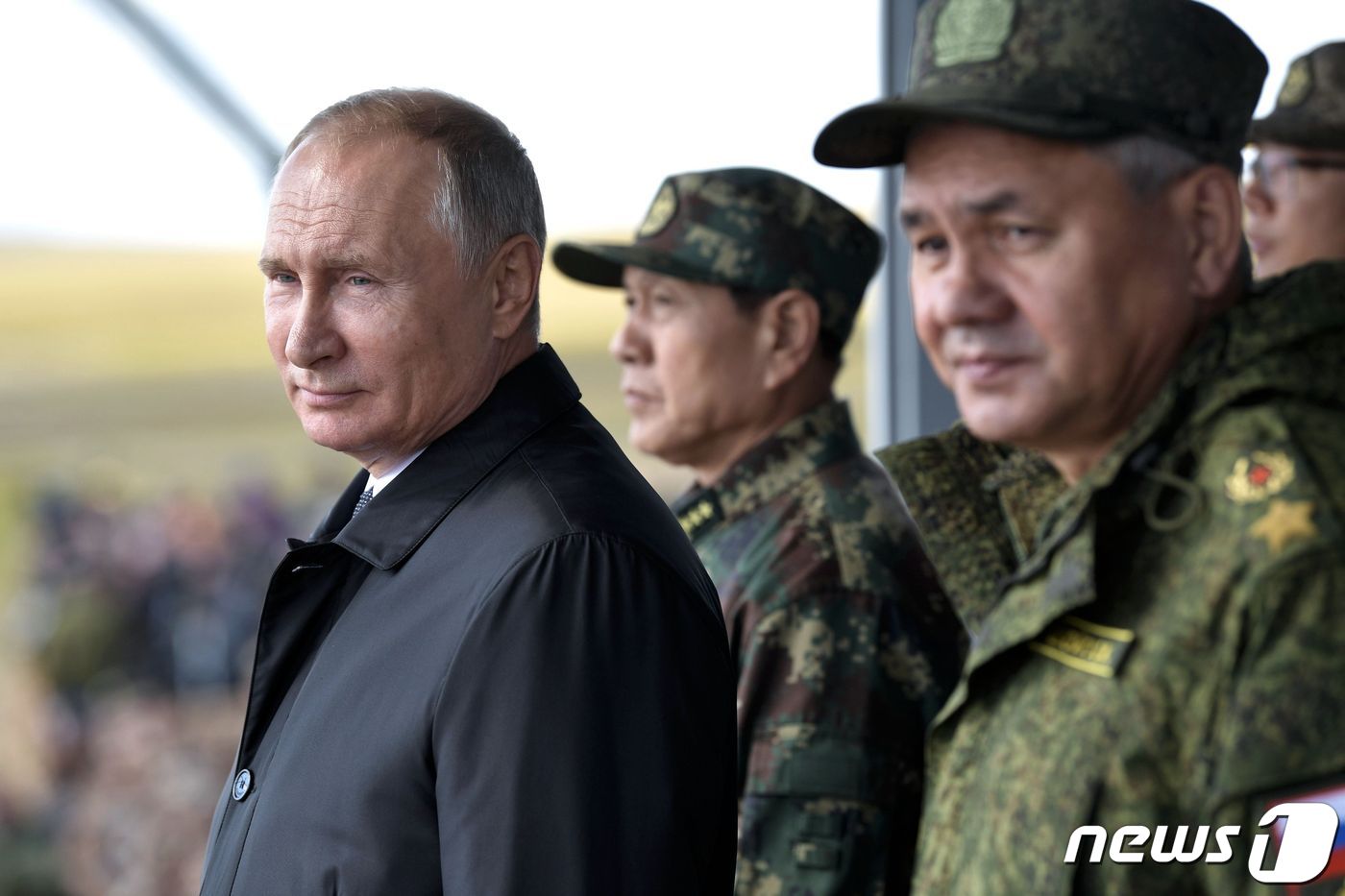 블라디미르 푸틴 러시아 대통령(사진 맨 왼쪽)과 세르게이 쇼이구 러시아 국방장관(오른쪽) © AFP=뉴스1