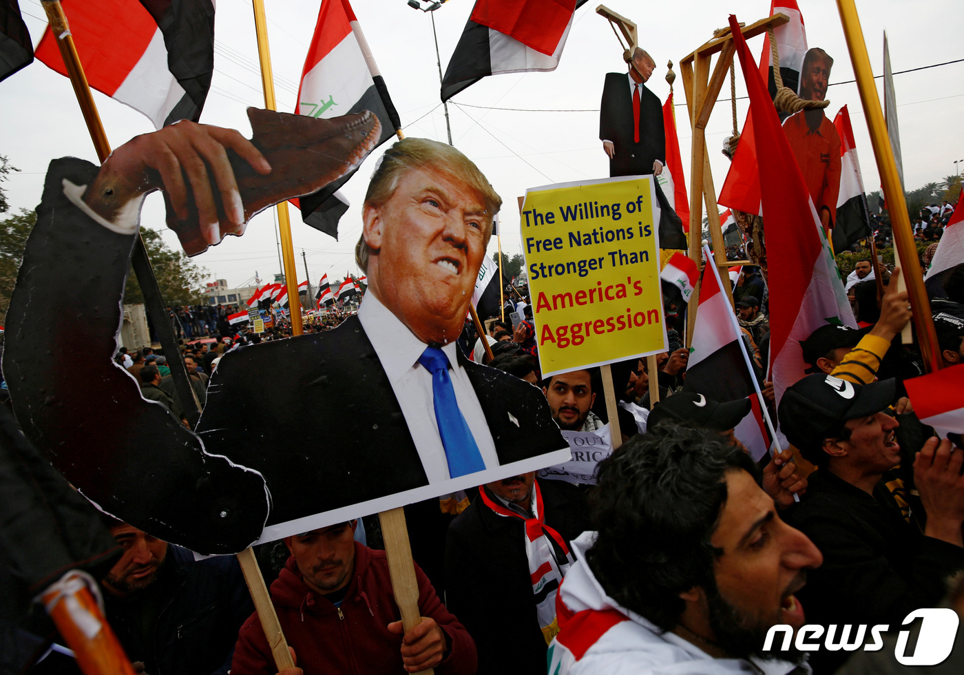 이라크 바그다드에서 24일(현지시간) 수천명이 미군 철수를 요구하며 시위를 벌였다. © 로이터=뉴스1