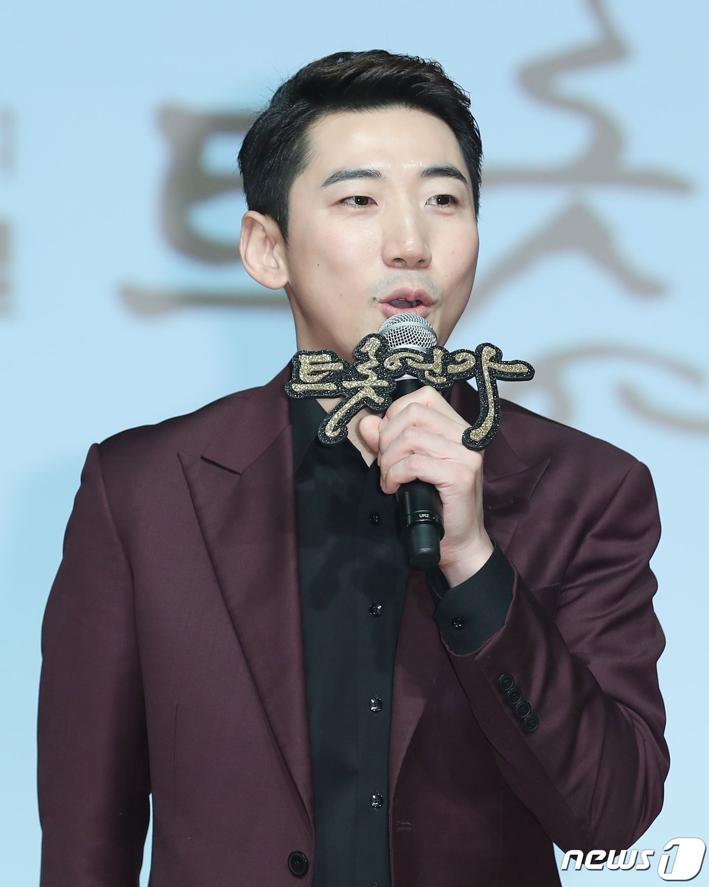 개그맨 권영기가 5일 오후 서울 강남구 선릉로 일지아트홀에서 열린 트롯 뮤지컬 ‘트롯연가’ 제작발표회에 참석해 인사말을 하고 있다. ‘트롯연가’는 트로트 가수들의 이야기를 소재로 흥과 감동이 넘치는 국내 최초 트롯 뮤지컬이다. 2020.2.5./뉴스1 © News1 김진환 기자