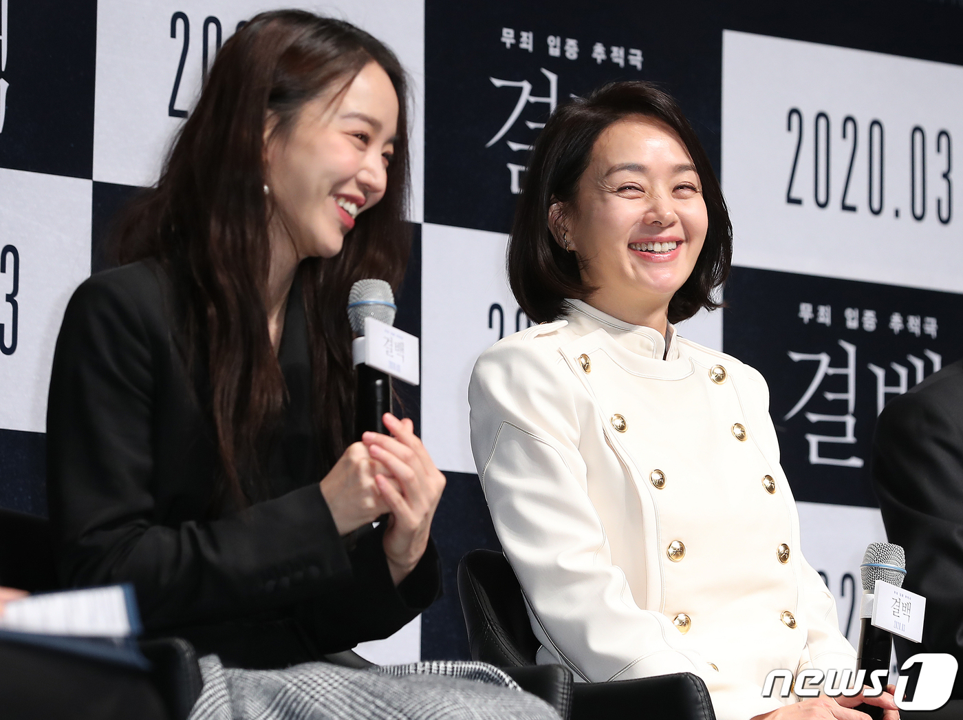 배우 신혜선과 배종옥(오른쪽)이 6일 오전 서울 서울 강남구 CGV압구정에서 열린 영화 ‘결백’ 제작보고회에 참석해 환하게 웃고 있다. 영화 ‘결백’은 아빠의 장례식장에서 벌어진 막걸리 농약 살인사건, 기억을 잃은 채 살인사건의 용의자로 몰린 엄마 화자(배종옥 분)의 결백을 밝히려는 변호사 정인(신혜선 분)이 추시장(허준호 분)과 마을 사람들이 숨기려 한 추악한 진실을 파헤쳐가는 무죄 입증 추적극이다. 2020.2.6/뉴스1 © News1 김진환 기자