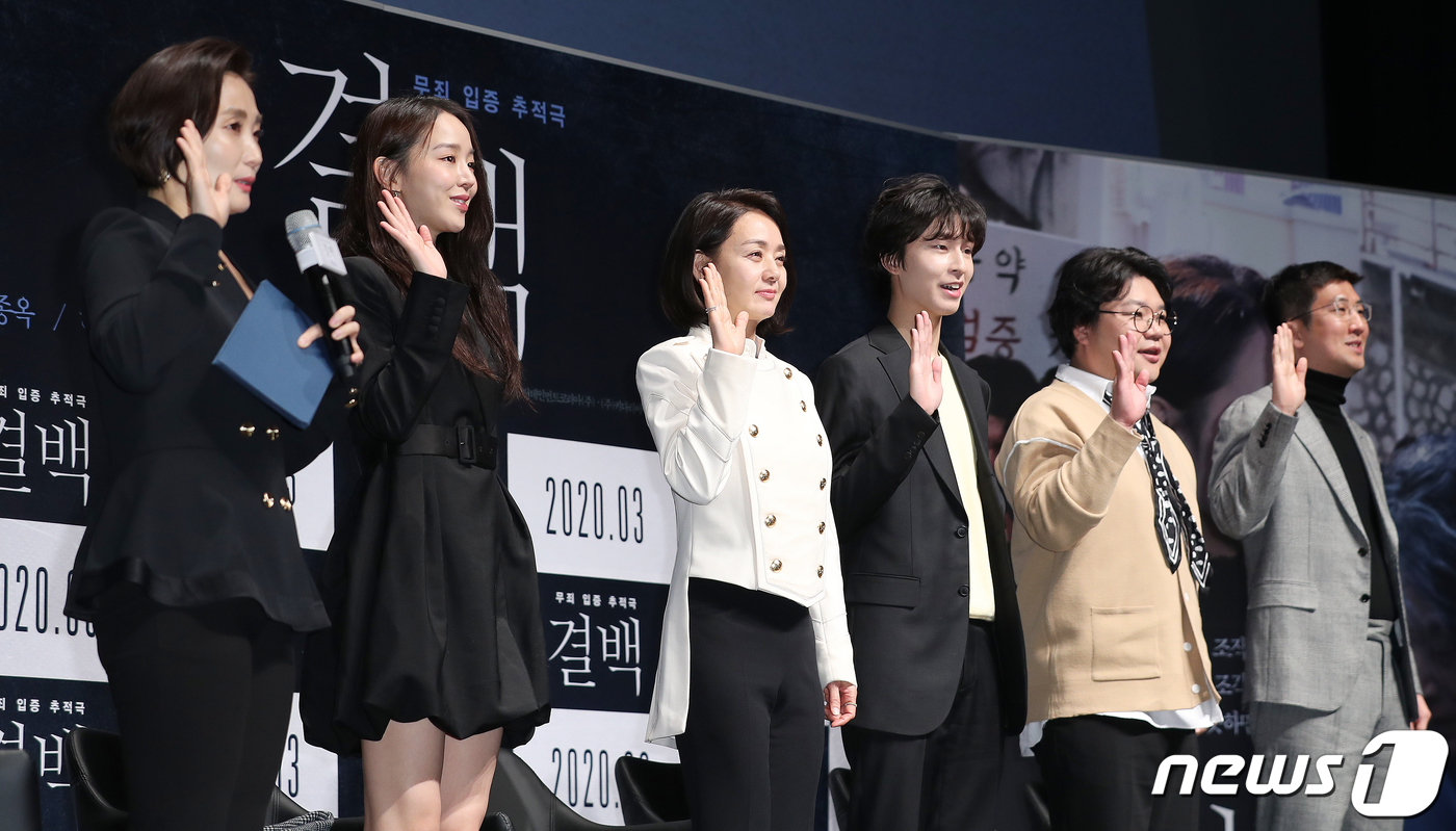 방송인 박경림(왼쪽부터), 배우 신혜선, 배종옥, 홍경, 태항호, 박상현 감독이 6일 오전 서울 서울 강남구 CGV압구정에서 열린 영화 ‘결백’ 제작보고회에 참석해 선서를 하고 있다. 영화 ‘결백’은 아빠의 장례식장에서 벌어진 막걸리 농약 살인사건, 기억을 잃은 채 살인사건의 용의자로 몰린 엄마 화자(배종옥 분)의 결백을 밝히려는 변호사 정인(신혜선 분)이 추시장(허준호 분)과 마을 사람들이 숨기려 한 추악한 진실을 파헤쳐가는 무죄 입증 추적극이다. 2020.2.6/뉴스1 © News1 김진환 기자