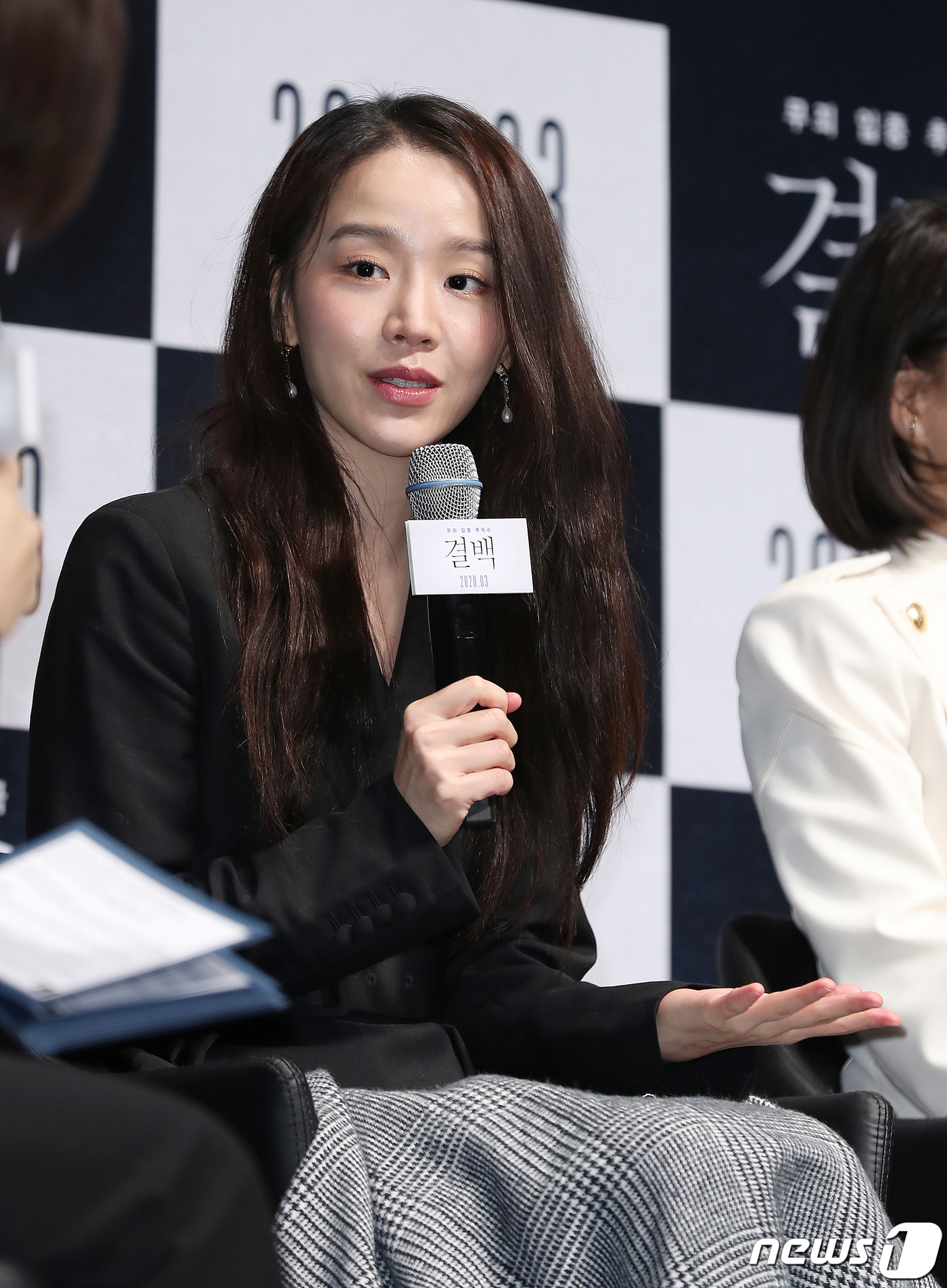 배우 신혜선이 6일 오전 서울 서울 강남구 CGV압구정에서 열린 영화 ‘결백’ 제작보고회에 참석해 진행자의 질문을 듣고 있다. 영화 ‘결백’은 아빠의 장례식장에서 벌어진 막걸리 농약 살인사건, 기억을 잃은 채 살인사건의 용의자로 몰린 엄마 화자(배종옥 분)의 결백을 밝히려는 변호사 정인(신혜선 분)이 추시장(허준호 분)과 마을 사람들이 숨기려 한 추악한 진실을 파헤쳐가는 무죄 입증 추적극이다. 2020.2.6/뉴스1 © News1 김진환 기자