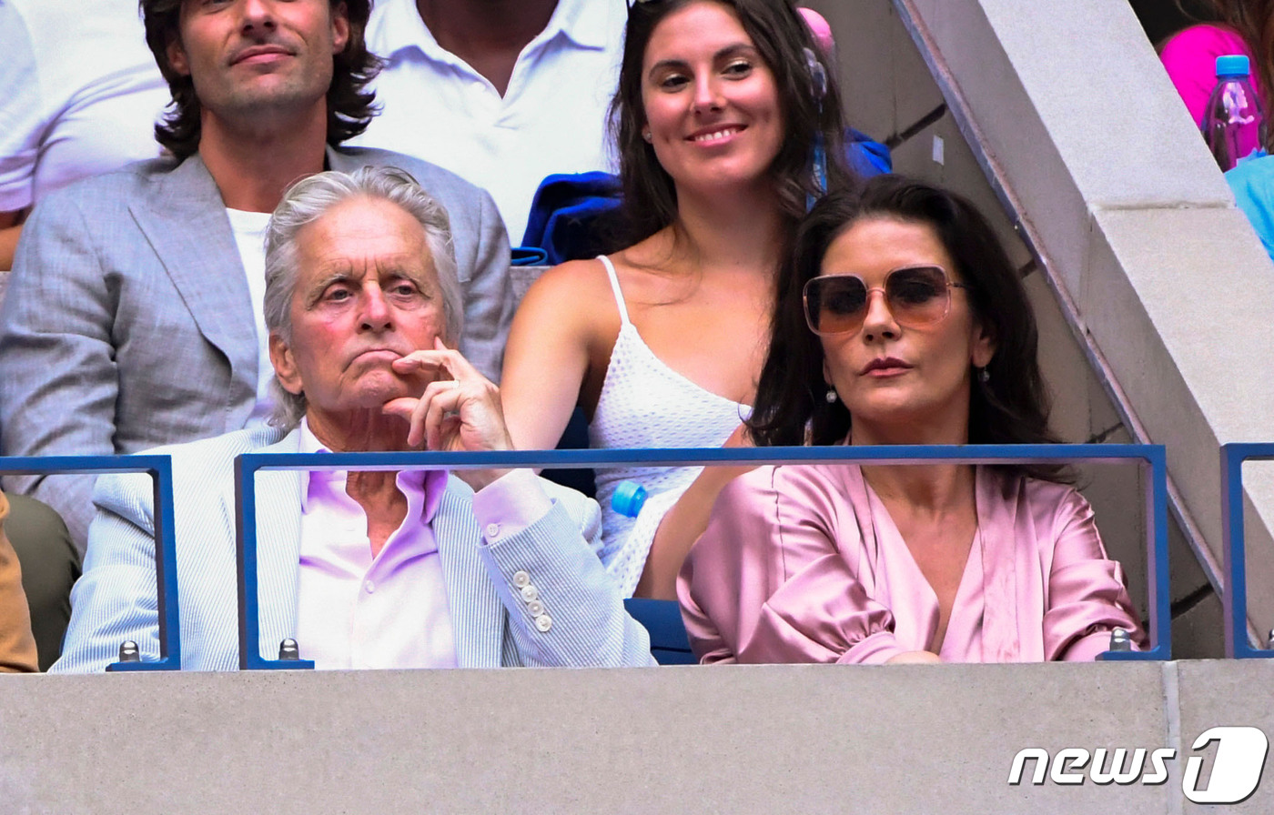 고인의 아들 마이클 더글러스(왼쪽)와 며느리 캐서린 제타 존스. © 로이터=뉴스1