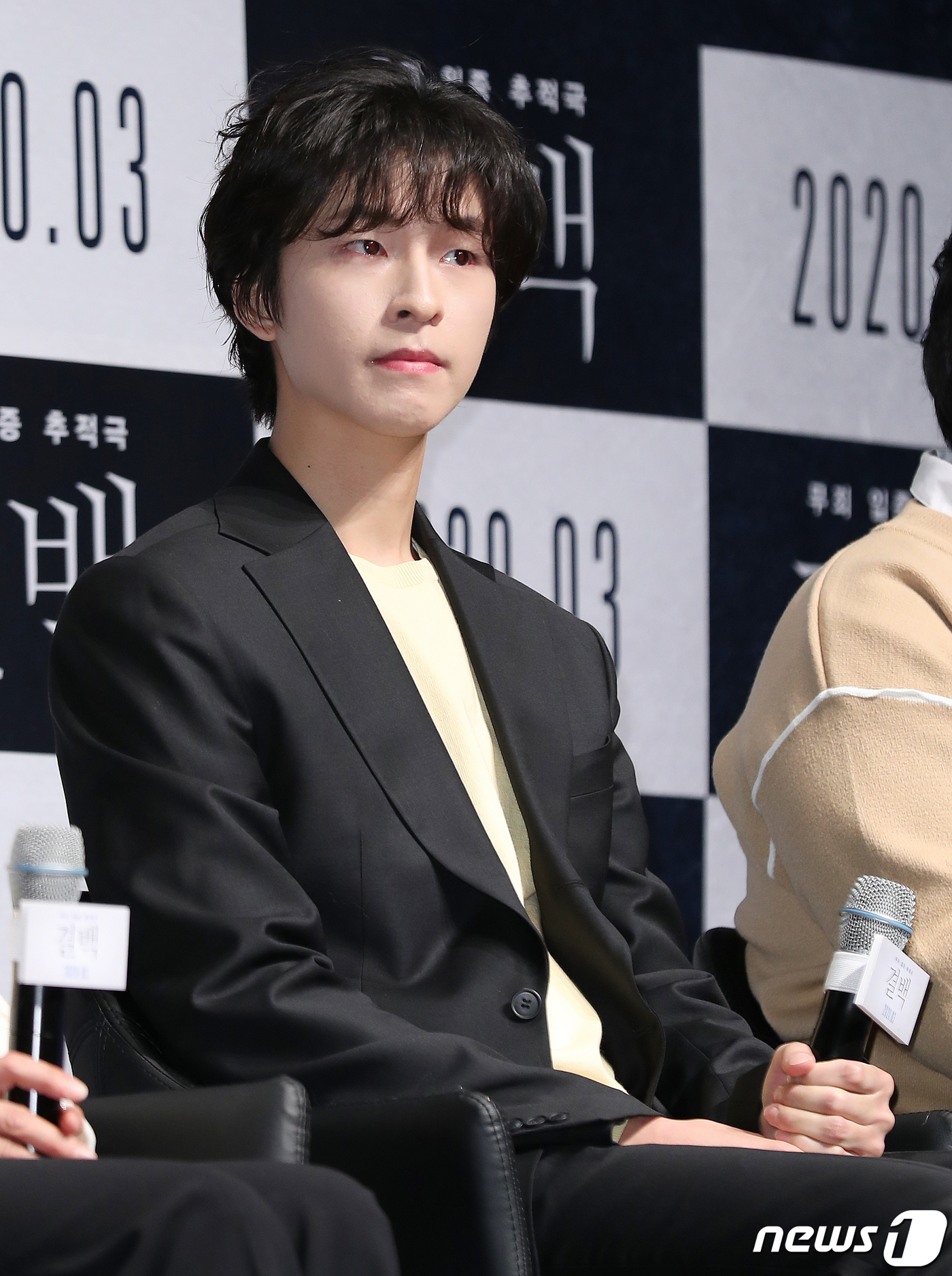 배우 홍경이 6일 오전 서울 서울 강남구 CGV압구정에서 열린 영화 ‘결백’ 제작보고회에 참석해 진행자의 질문을 듣고 있다. 영화 ‘결백’은 아빠의 장례식장에서 벌어진 막걸리 농약 살인사건, 기억을 잃은 채 살인사건의 용의자로 몰린 엄마 화자(배종옥 분)의 결백을 밝히려는 변호사 정인(신혜선 분)이 추시장(허준호 분)과 마을 사람들이 숨기려 한 추악한 진실을 파헤쳐가는 무죄 입증 추적극이다. 2020.2.6/뉴스1 © News1 김진환 기자