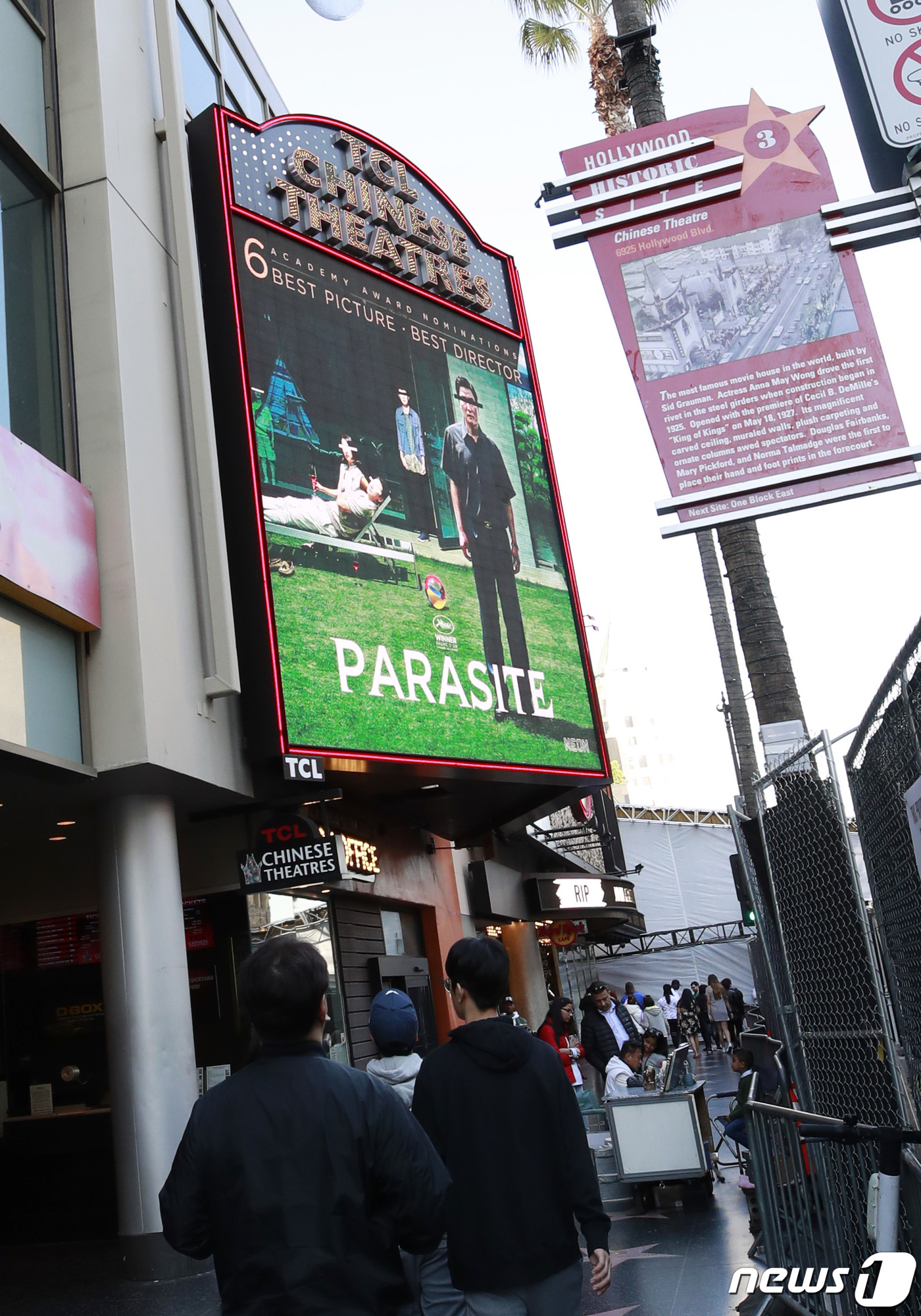 아카데미 시상식이 오는 9일(현지시간) 열리는 가운데 7일(현지시간) 미국 로스앤젤레스 그라우맨스 차이니즈 극장 앞 전광판에 영화 '기생충' 포스터가 노출되고 있다. ‘제92회 아카데미 시상식’에는 봉준호 감독이 메가폰을 잡은 영화 ‘기생충’이 국제극영화상, 작품상, 감독상, 각본상, 편집상, 미술상까지 6개 부문 최종 후보에 올랐다. 2020.2.8/LA(미국)=뉴스1 © News1 권현진 기자