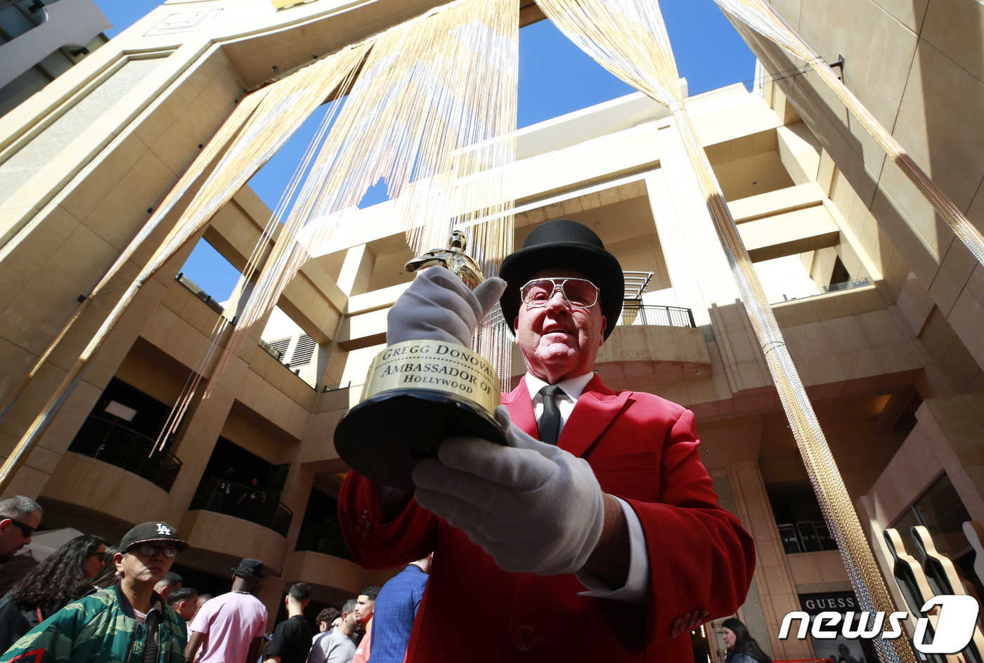 7일(현지시간) 미국 로스엔젤레스 돌비 극장 주변 광장에 마련된 오스카 대형 트로피 옆에서 팬들이 기념 촬영을 하고 있다. ‘제92회 아카데미 시상식’에는 봉중호 감독이 메가폰을 잡은 영화 ‘기생충’이 국제극영화상, 작품상, 감독상, 각본상, 편집상, 미술상까지 6개 부문 최종 후보에 올라 관심이 집중되고 있다. 2020.2.8/LA(미국)=뉴스1 © News1 권현진 기자