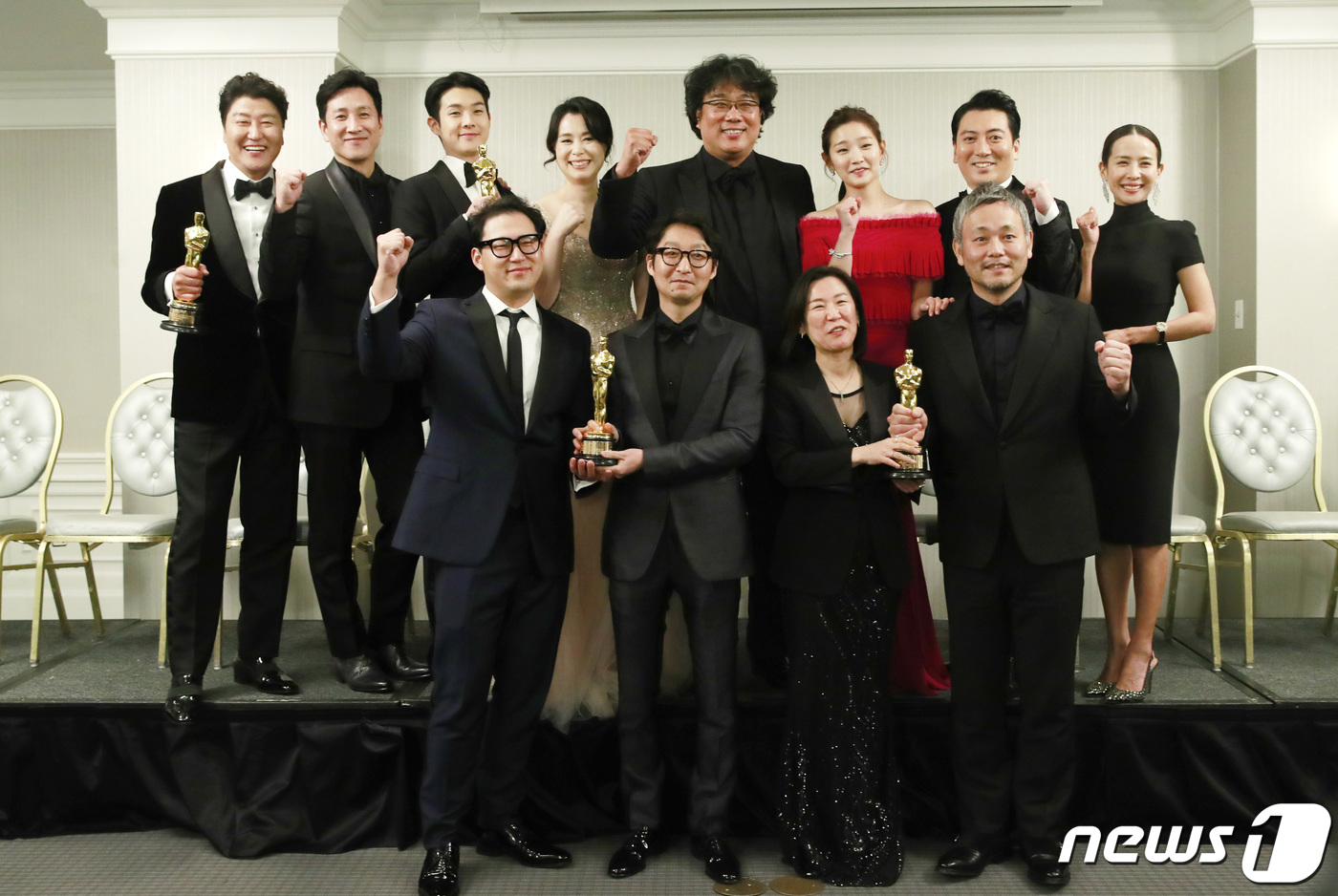 배우 송강호(왼쪽위부터 시계방향), 이선균, 최우식, 장혜진, 봉준호 감독, 박소담, 박명훈, 조여정, 이하준 미술감독, 곽신애 대표, 양진모 편집 감독, 한진원 작가가 9일(현지시간) 오후 미국 로스앤젤레스 더 런던 웨스트 할리우드에서 열린 제92회 아카데미 시상식 영화 ‘기생충’(감독 봉준호) 기자회견에 앞서 포즈를 취하고 있다. 2020.2.10/뉴스1 © News1 권현진 기자