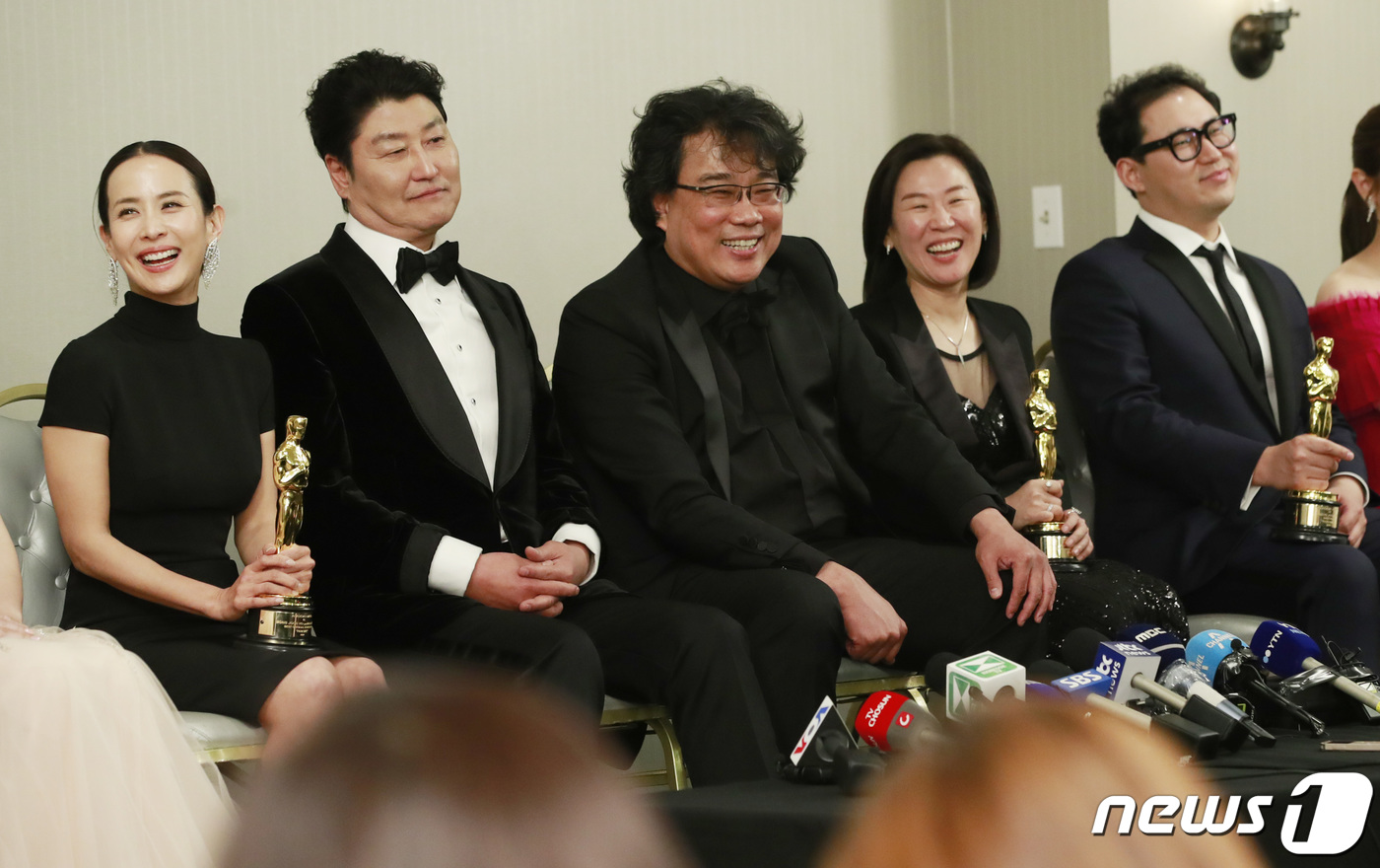 배우 조여정(왼쪽부터), 송강호, 봉준호 감독, 곽신애 대표, 한진원 작가가 9일(현지시간) 오후 미국 로스앤젤레스 더 런던 웨스트 할리우드에서 열린 제92회 아카데미 시상식 영화 ‘기생충’(감독 봉준호) 기자회견에 참석해 환한 미소를 짓고 있다. 이날 ‘기생충’은 한국 영화 최초로 ‘아카데미 시상식’에서 작품상을 비롯해 감독상, 국제극영화상(구 외국어영화상), 각본상을 수상하며 65년 만에 칸·아카데미 작품상을 동시에 석권하는 쾌거를 이뤘다. 2020.2.10/뉴스1 © News1 권현진 기자