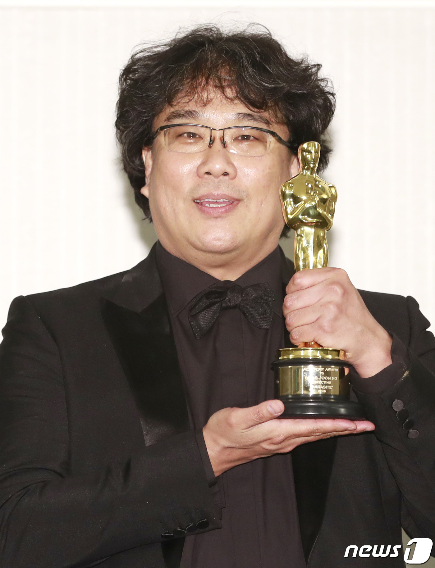 봉준호 감독이 9일(현지시간) 오후 미국 로스앤젤레스 더 런던 웨스트 할리우드에서 열린 제92회 아카데미 시상식 영화 ‘기생충’ 기자회견에 참석해 트로피를 들어 보이고 있다. 2020.2.10/뉴스1 © News1 권현진 기자