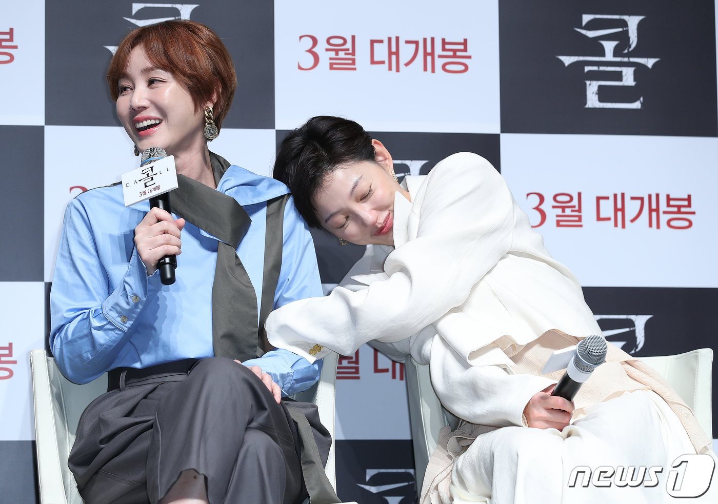 배우 이엘이 17일 오전 서울 강남구 CGV압구정에서 열린 영화 ‘콜’ 제작보고회에 참석해 김성령(왼쪽)에게 안기고 있다. 영화 ‘콜’은 과거와 현재, 서로 다른 시간대에 살고 있는 두 여자가 한 통의 전화로 연결되며 벌어지는 이야기를 그린 미스터리 스릴러다. 2020.2.17/뉴스1 © News1 김진환 기자