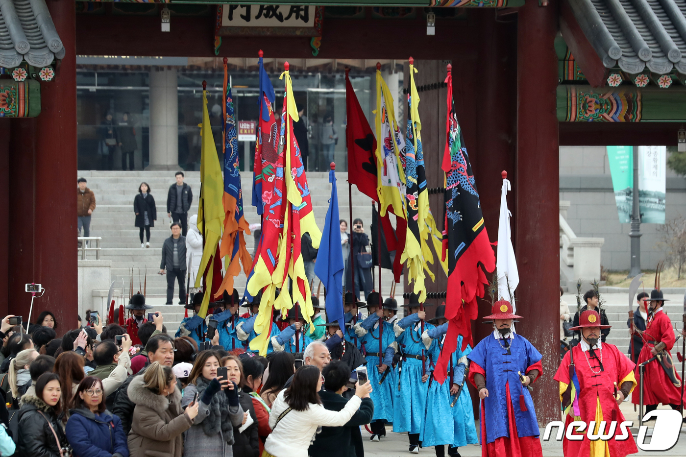 31일 오후 서울 경복궁 홍례문 앞에서 열린 '2019년 경복궁 수문장 임명의식'에서 수문군이 입장하고 있다. 경복궁 수문장 교대의식은 1일 2회 (오전 10시, 오후 2시) 연중 상설 진행 된다. 2019.3.31/뉴스1 © News1 황기선 기자