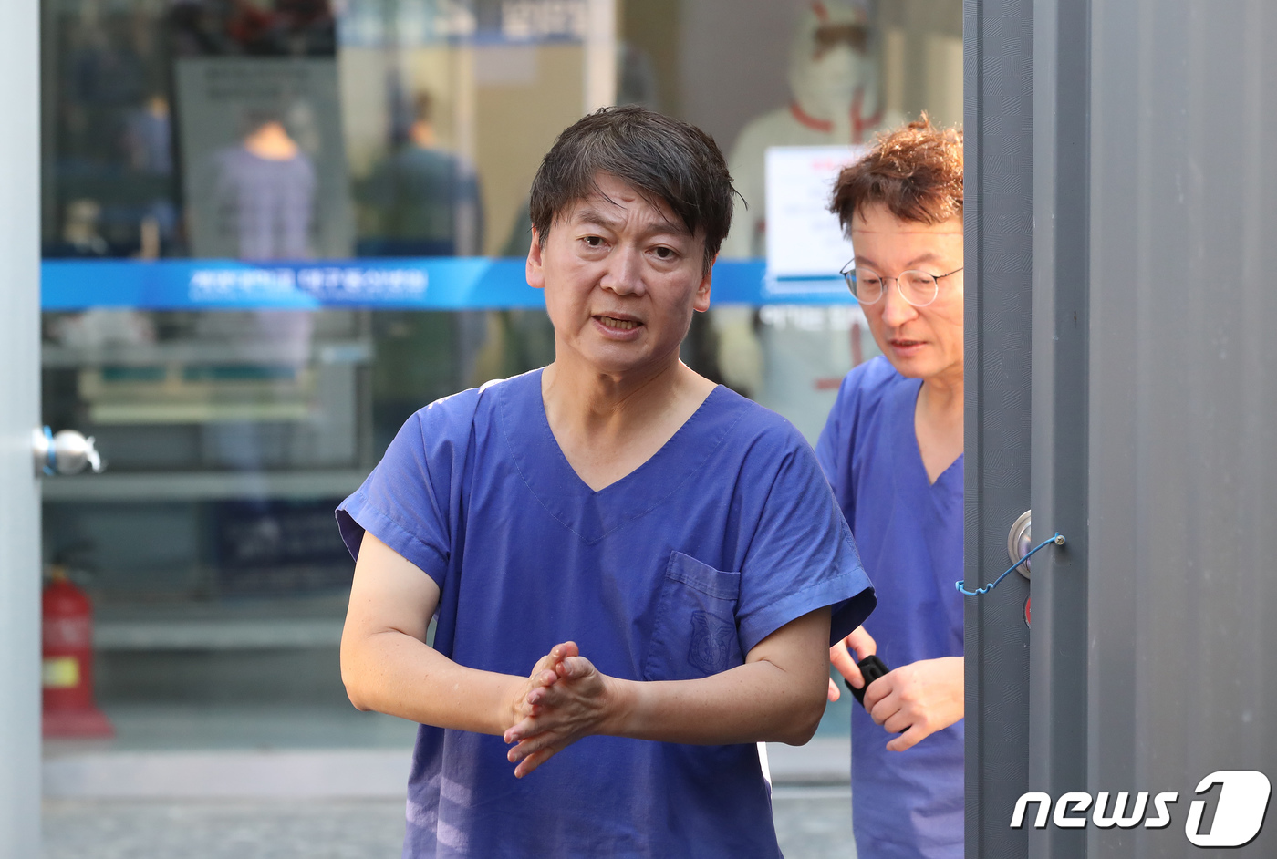 안철수 국민의당 대표가 2일 오후 신종 코로나바이러스 감염증(코로나19) 지역거점병원인 대구 중구 계명대 대구동산병원을 찾아 병동 내부에서 의료봉사를 마친 뒤 땀에 보호복과 장비를 모두 벗고 젖은 모습으로 걸어 나오고 있다. 2020.3.2/뉴스1 © News1 공정식 기자