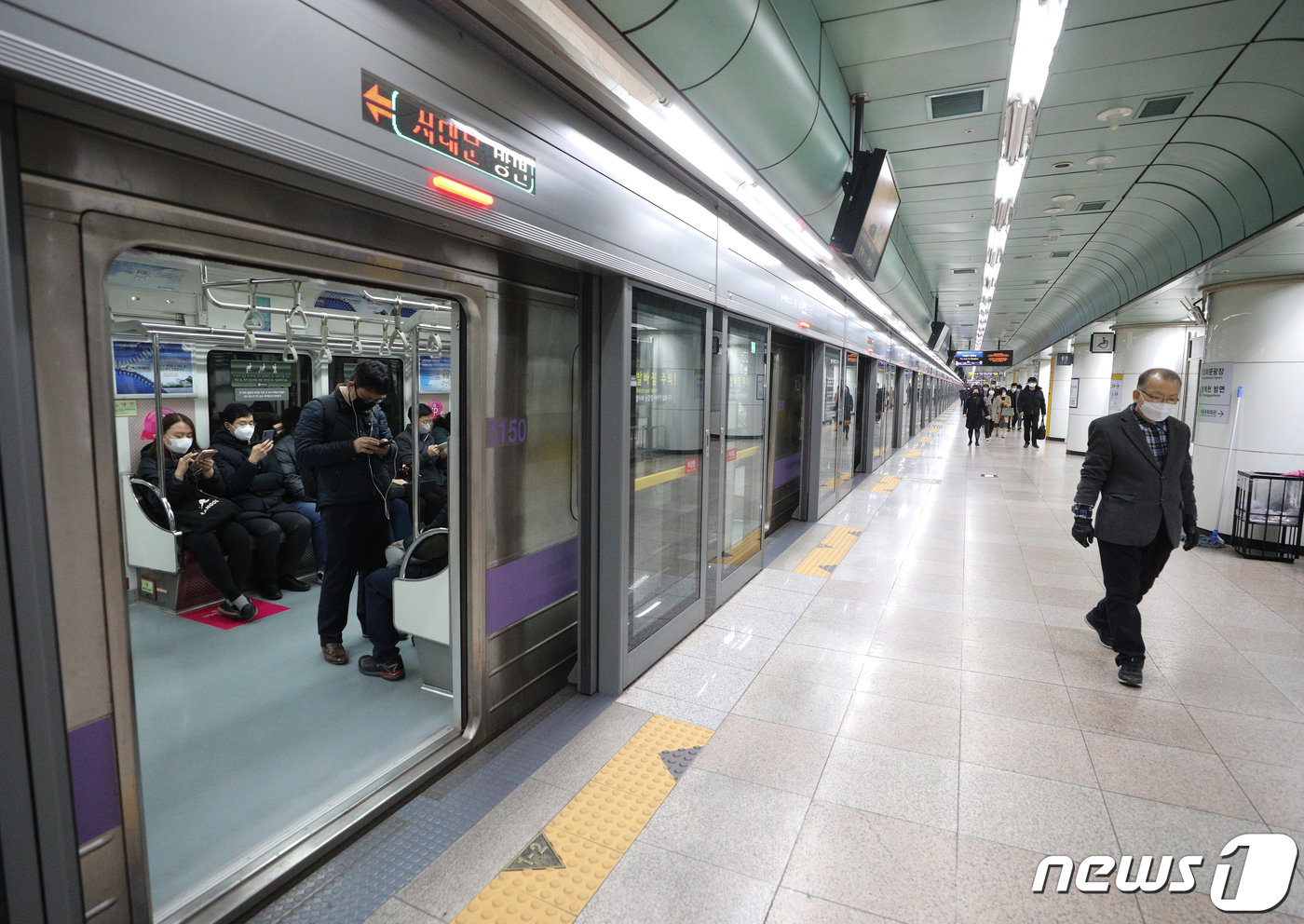 서울시가 코로나19 위기단계가 '심각' 단계로 격상한 뒤 서울 지하철과 버스 등 대중교통 이용객이 약 30% 급감한 것으로 나타났다. 사진은 지하철 5호선 광화문역 모습. . 2020.3.2/뉴스1 © News1 신웅수 기자