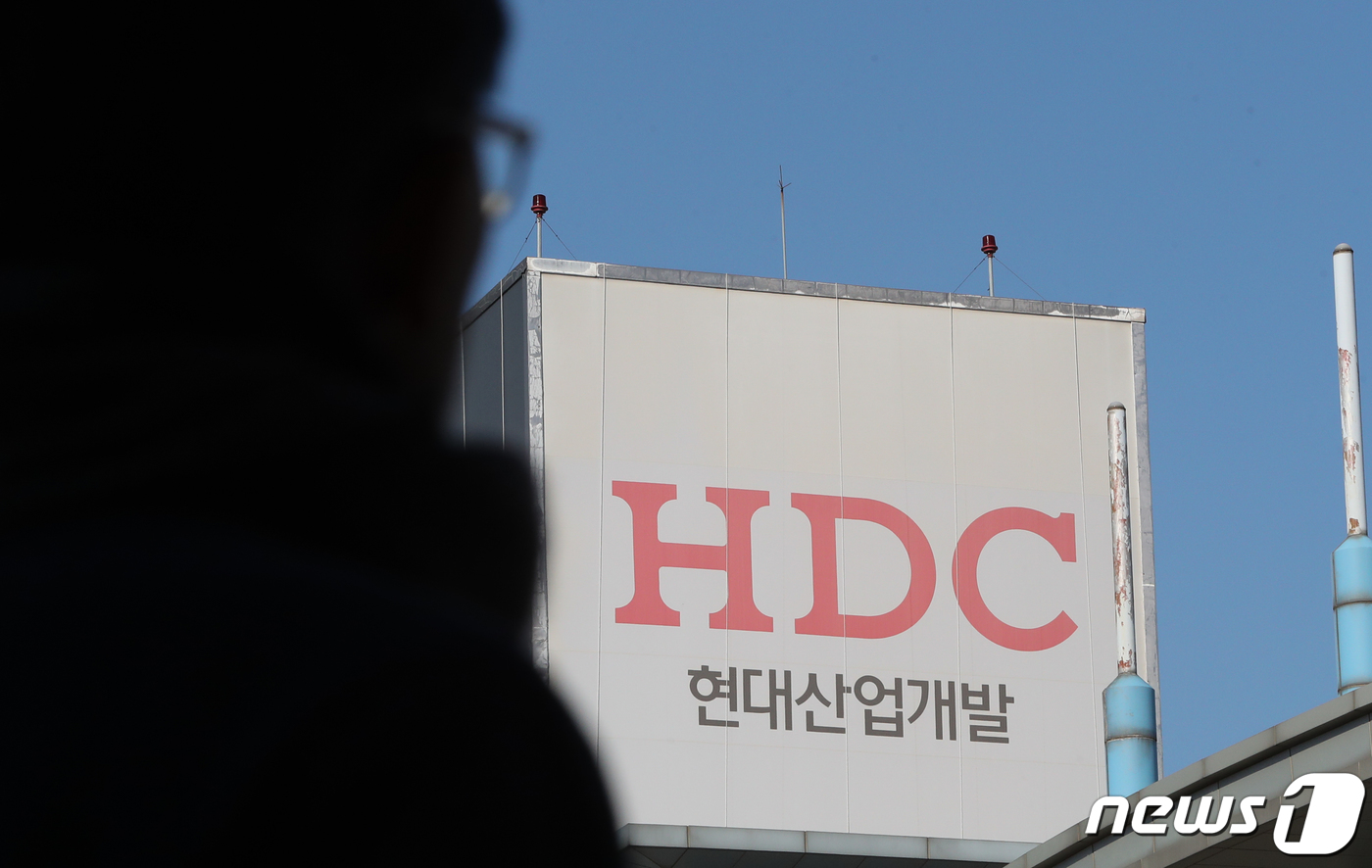 서울 용산구 HDC현대산업개발 본사 옥외 간판. 2019.12.27/뉴스1 © News1 허경 기자