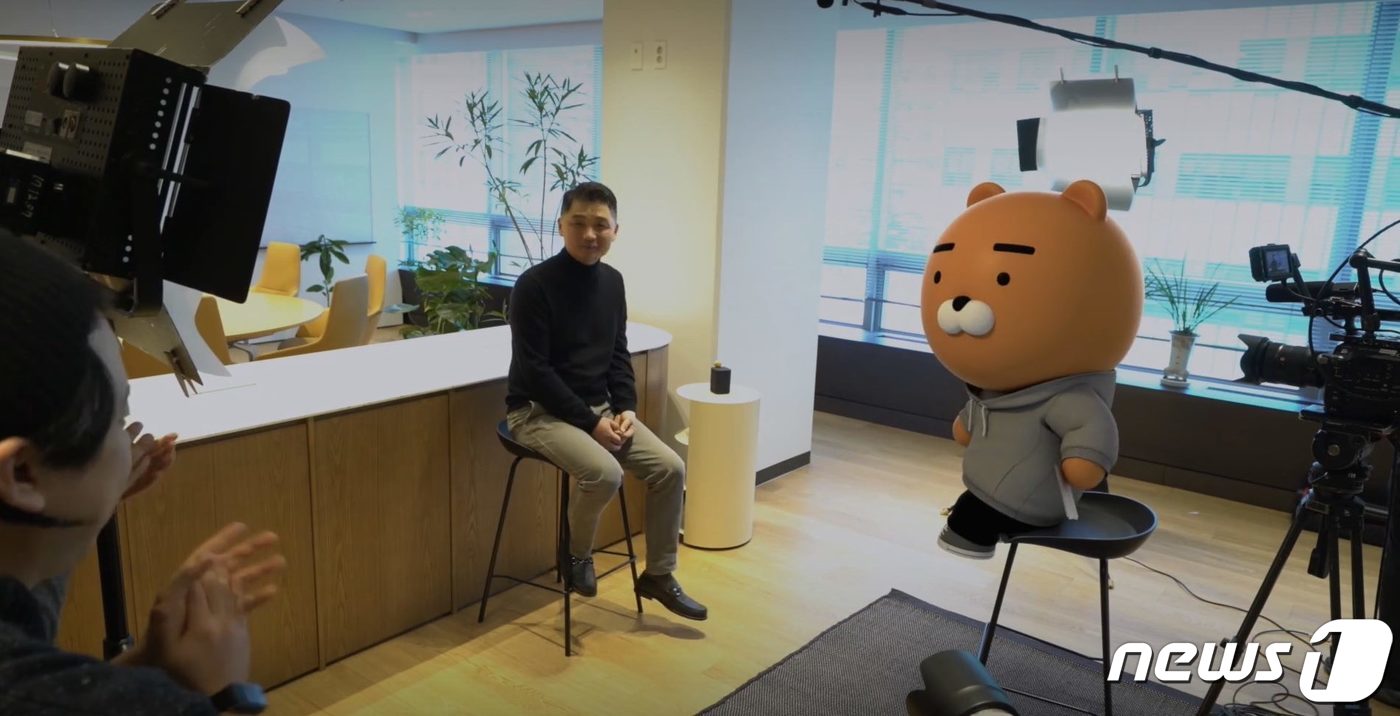 김범수 카카오 의장이 메신저 '카카오톡' 출시 10주년을 맞아 전사 임직원에게 영상편지로 감사를 전했다. (동영상 갈무리) 2020.3.18/뉴스1 © News1 송화연 기자
