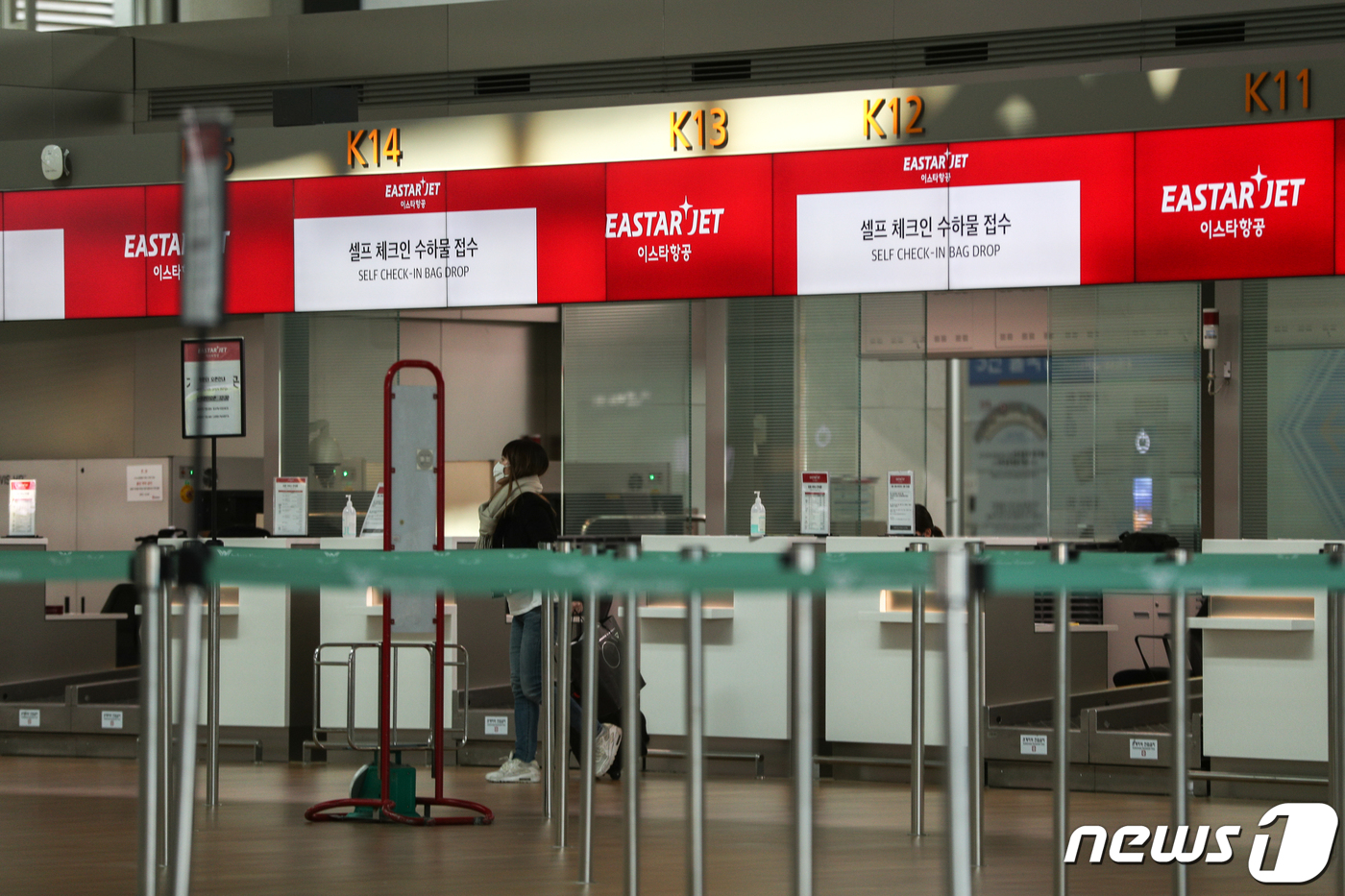 국내 1위 저비용항공사(LCC) 제주항공이 국내 LCC업계 5위권 이스타항공의 경영권을 인수했다. 제주항공은 이스타홀딩스와 이스타항공 주식 497만1000주에 주식매매계약을 체결한다고 2일 공시했다. 인수가액은 545억원이며 지분 비율은 51.17%다. 사진은 이날 오후 인천 제1터미널 출국장 이스타항공 발권 부스. 2020.3.2/뉴스1 © News1 성동훈 기자