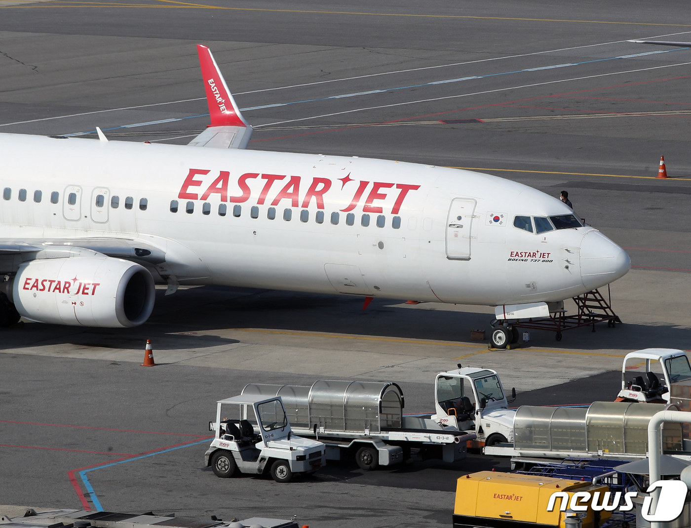 23일 서울 강서구 김포공항 국내선 계류장에 이스타항공 여객기가 멈춰서 있다. 신종 코로나바이러스 감염증(코로나19) 확산으로 국제선 노선 운항을 전면 중단한 이스타항공이 오는 24일부터 다음달 25일까지 국내선(김포·청주·군산~제주 노선) 운항을 중단한다. 이스타항공 관계자는 "코로나19로 인한 여객 수요 감소로 업황이 전반적으로 좋지 않다"며 "피해를 최소화하기 위해 내린 조치"라고 말했다. 2020.3.23/뉴스1 © News1 신웅수 기자