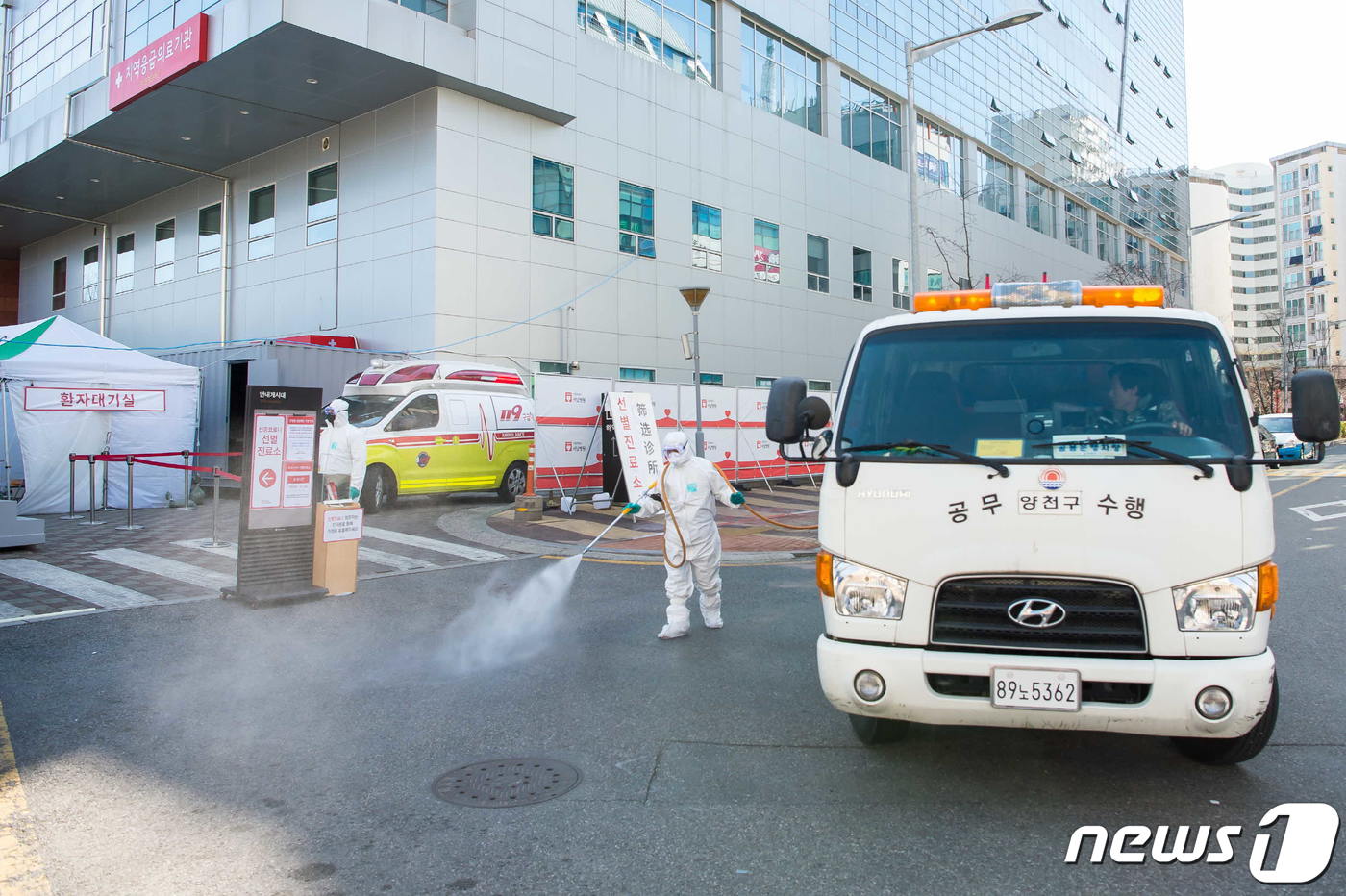 양천구 보건소 관계자들이 17일 서울 양천구 서남병원 인근을 방역하고 있다. 서남병원은 선별진료소가 위치한 지역응급의료기관으로서, 구는 코로나19의 확산을 방지하기 위해 서남병원 인근 주 2-3회 방역을 실시하고 있다. (양천구청 제공) 2020.3.17/뉴스1