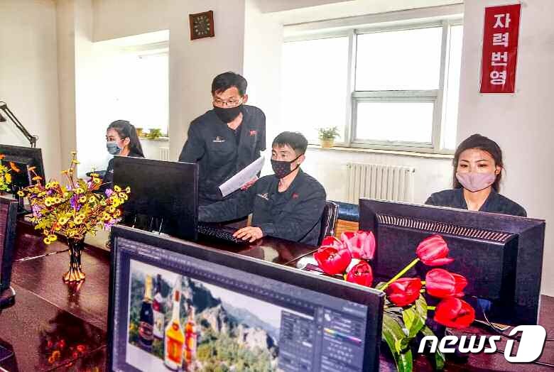 (평양 노동신문=뉴스1) = 북한 노동당 기관지 노동신문은 5일 주체적 산업미술의 발전면모를 알기 위해 중앙산업미술국을 찾았다며 "산업미술가들이 자기의 재능을 활짝 꽃피우고 있다＂고 보도했다. 사진은 조선산업미술창작사 상표도안단의 모습. [국내에서만 사용가능. 재배포 금지. DB 금지. For Use Only in the Republic of Korea. Redistribution Prohibited] rodongphoto@news1.kr