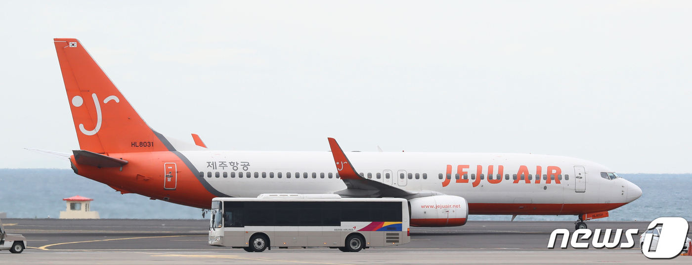 이날 오후 제주국제공항에서 제주항공 항공기가 이동하고 있다.2019.12.19/뉴스1 © News1 오현지 기자