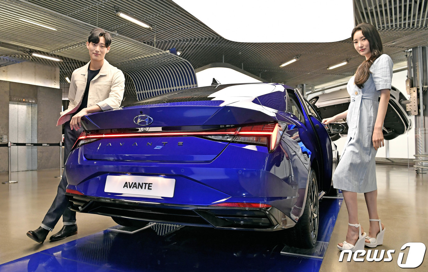 현대자동차는 7일 개발을 주도한 연구원들이 직접 아반떼를 소개하는 '올 뉴 아반떼 디지털 언박싱'을 현대차 홈페이지, 유튜브를 통해 공개했다. (현대차 제공) 2020.4.7/뉴스1