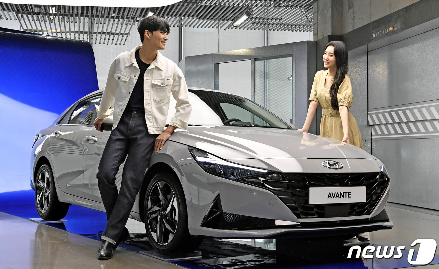 현대자동차는 7일 개발을 주도한 연구원들이 직접 아반떼를 소개하는 '올 뉴 아반떼 디지털 언박싱'을 현대차 홈페이지, 유튜브를 통해 공개했다. (현대차 제공) 2020.4.7/뉴스1
