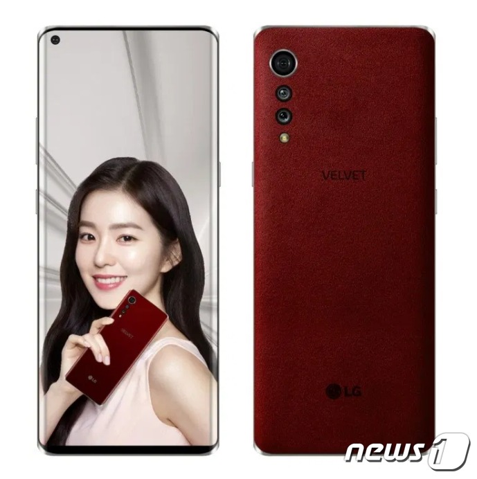 IT커뮤니티 '미니기기코리아'의 이용자가 개인적으로 제작한 'LG 벨벳'  이미지.  후면에는 이름에 걸맞게 벨벳 소재를 사용하고 있고   아이돌 그룹  레드벨벳의 아이린이  모델이 된  것 처럼  제품을  들고 있는  모습이다.  왼쪽의 모델 이미지는  화장품 브랜드  '크리니크'  모델로 활동한 아이린 이미지를  화장품 대신 LG벨벳을 들고 있는 모습으로  합성해 연출한 것이다.  <출처=미니기기코리아 갈무리>© 뉴스1