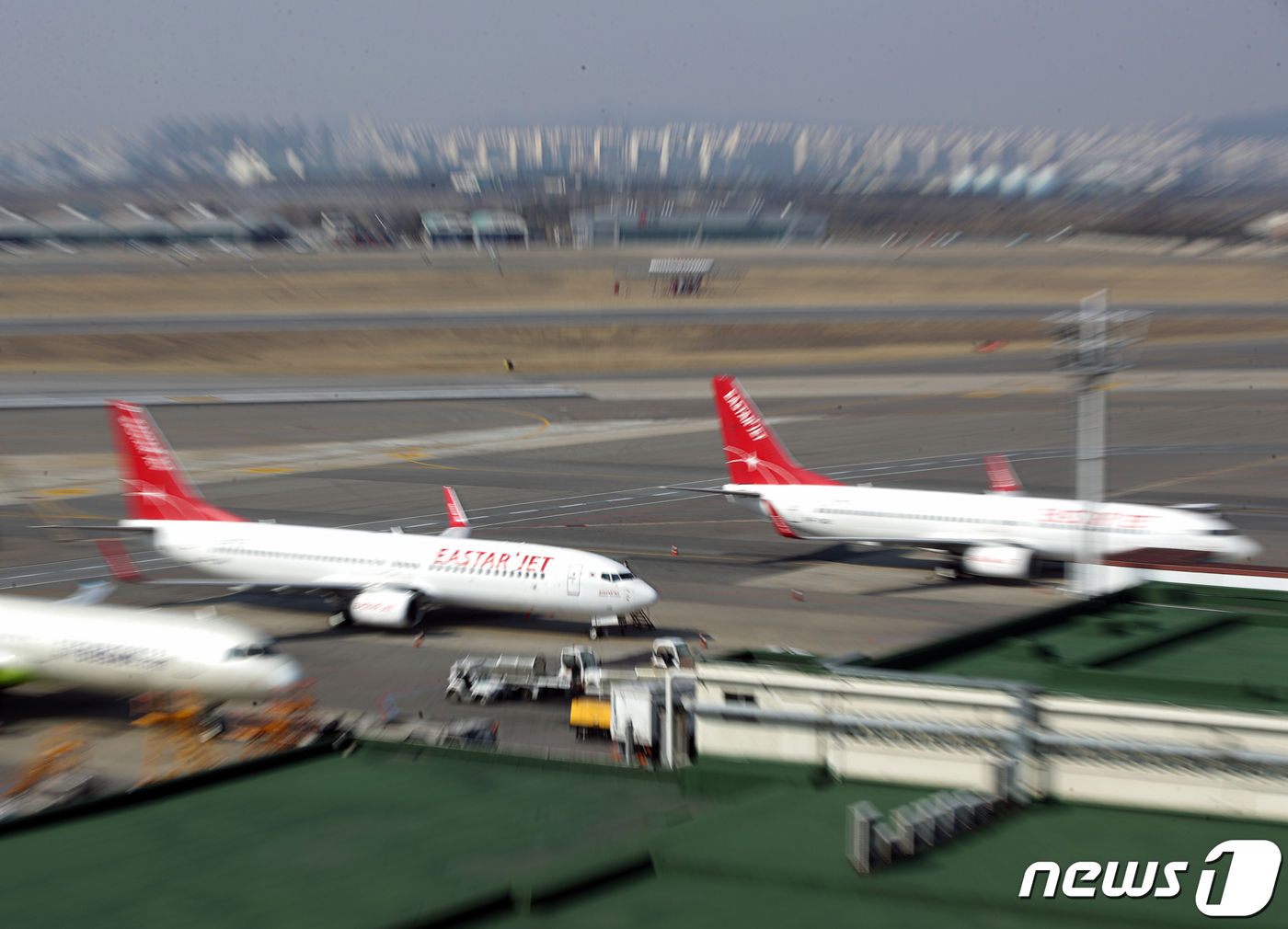 서울 강서구 김포공항 국내선 계류장에 이스타항공 여객기가 멈춰서 있다. 2020.3.23/뉴스1 © News1 신웅수 기자