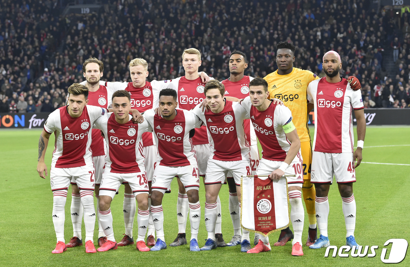 네덜란드 프로축구 정규시즌 1위에 오른 아약스 선수단. © AFP=뉴스1